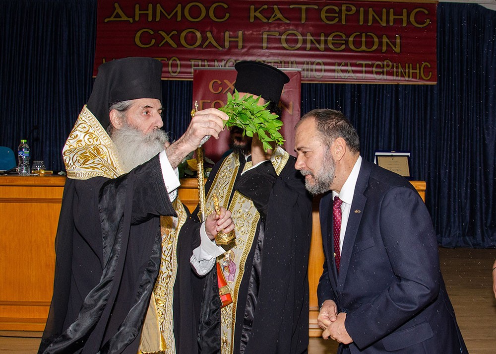 Με τον Σεβασμιώτατο Μητροπολίτη Πειραιώς π. Σεραφείμ ξεκίνησε το φετινό ταξίδι της για 36η χρονιά η Σχολή Γονέων – Ανοικτό Πανεπιστήμιο Κατερίνης την Δευτέρα 14 Οκτωβρίου 2024 στο Συνεδριακό Κέντρο Κατερίνης. Το θέμα της εκδήλωσης ήταν: «Το απόλυτο υπαρξιακόν ερώτημα: Υπάρχει Θεός; Ποιος είναι;» Η εκδήλωση έγινε σε Συνδιοργάνωση με την Ι.Μ. Κίτρους Κατερίνης & Πλαταμώνος. 