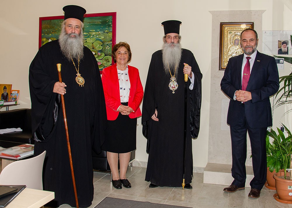 Με τον Σεβασμιώτατο Μητροπολίτη Πειραιώς π. Σεραφείμ ξεκίνησε το φετινό ταξίδι της για 36η χρονιά η Σχολή Γονέων – Ανοικτό Πανεπιστήμιο Κατερίνης την Δευτέρα 14 Οκτωβρίου 2024 στο Συνεδριακό Κέντρο Κατερίνης. Το θέμα της εκδήλωσης ήταν: «Το απόλυτο υπαρξιακόν ερώτημα: Υπάρχει Θεός; Ποιος είναι;» Η εκδήλωση έγινε σε Συνδιοργάνωση με την Ι.Μ. Κίτρους Κατερίνης & Πλαταμώνος. 
