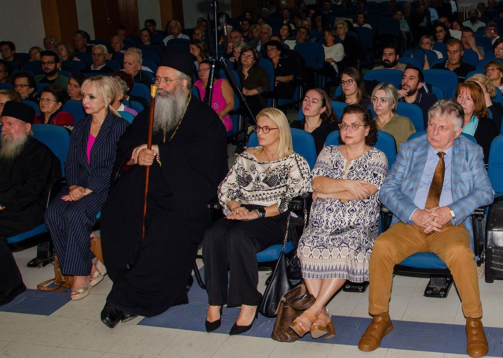 Με τον Σεβασμιώτατο Μητροπολίτη Πειραιώς π. Σεραφείμ ξεκίνησε το φετινό ταξίδι της για 36η χρονιά η Σχολή Γονέων – Ανοικτό Πανεπιστήμιο Κατερίνης την Δευτέρα 14 Οκτωβρίου 2024 στο Συνεδριακό Κέντρο Κατερίνης. Το θέμα της εκδήλωσης ήταν: «Το απόλυτο υπαρξιακόν ερώτημα: Υπάρχει Θεός; Ποιος είναι;» Η εκδήλωση έγινε σε Συνδιοργάνωση με την Ι.Μ. Κίτρους Κατερίνης & Πλαταμώνος. 