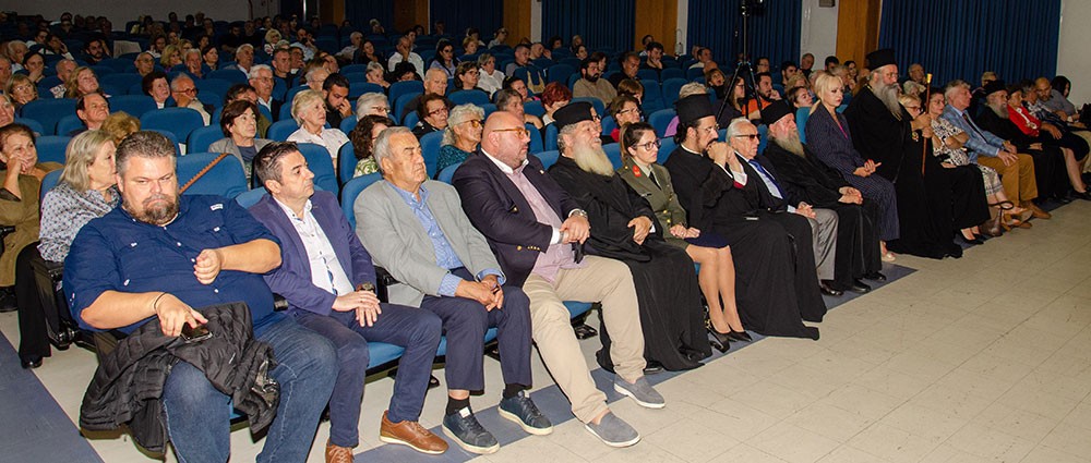 Με τον Σεβασμιώτατο Μητροπολίτη Πειραιώς π. Σεραφείμ ξεκίνησε το φετινό ταξίδι της για 36η χρονιά η Σχολή Γονέων – Ανοικτό Πανεπιστήμιο Κατερίνης την Δευτέρα 14 Οκτωβρίου 2024 στο Συνεδριακό Κέντρο Κατερίνης. Το θέμα της εκδήλωσης ήταν: «Το απόλυτο υπαρξιακόν ερώτημα: Υπάρχει Θεός; Ποιος είναι;» Η εκδήλωση έγινε σε Συνδιοργάνωση με την Ι.Μ. Κίτρους Κατερίνης & Πλαταμώνος. 