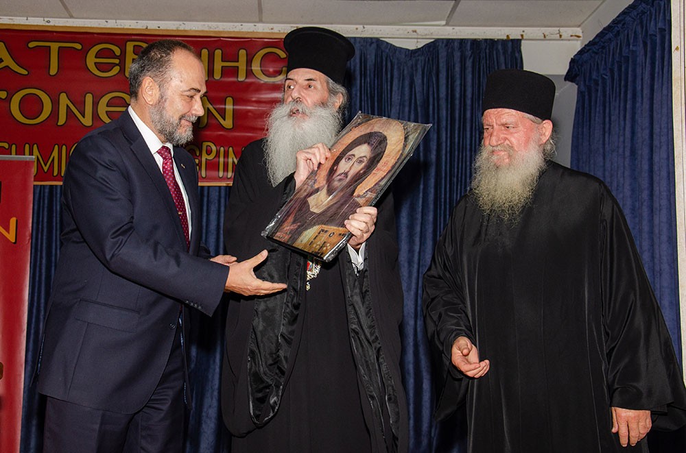 Με τον Σεβασμιώτατο Μητροπολίτη Πειραιώς π. Σεραφείμ ξεκίνησε το φετινό ταξίδι της για 36η χρονιά η Σχολή Γονέων – Ανοικτό Πανεπιστήμιο Κατερίνης την Δευτέρα 14 Οκτωβρίου 2024 στο Συνεδριακό Κέντρο Κατερίνης. Το θέμα της εκδήλωσης ήταν: «Το απόλυτο υπαρξιακόν ερώτημα: Υπάρχει Θεός; Ποιος είναι;» Η εκδήλωση έγινε σε Συνδιοργάνωση με την Ι.Μ. Κίτρους Κατερίνης & Πλαταμώνος. 