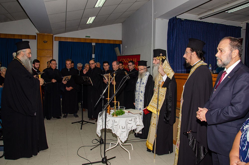 Με τον Σεβασμιώτατο Μητροπολίτη Πειραιώς π. Σεραφείμ ξεκίνησε το φετινό ταξίδι της για 36η χρονιά η Σχολή Γονέων – Ανοικτό Πανεπιστήμιο Κατερίνης την Δευτέρα 14 Οκτωβρίου 2024 στο Συνεδριακό Κέντρο Κατερίνης. Το θέμα της εκδήλωσης ήταν: «Το απόλυτο υπαρξιακόν ερώτημα: Υπάρχει Θεός; Ποιος είναι;» Η εκδήλωση έγινε σε Συνδιοργάνωση με την Ι.Μ. Κίτρους Κατερίνης & Πλαταμώνος. 