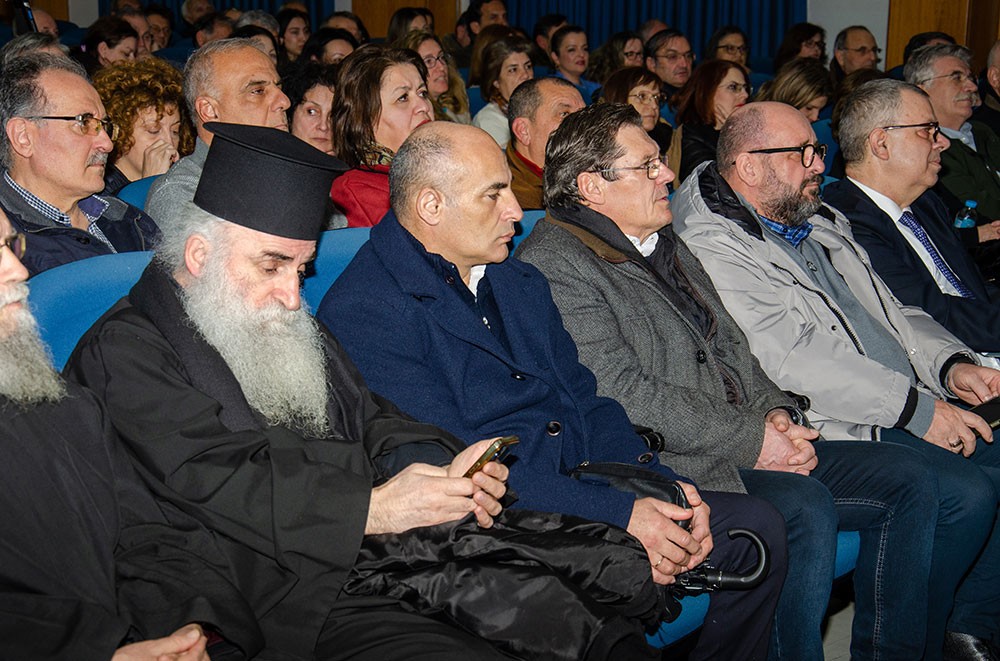 Μια εξαιρετική και γεμάτη νοήματα διάλεξη έδωσε την Δευτέρα 17 Φεβρουαρίου ο γνωστός δημοσιογράφος, Νομικός και Εκδότης της παλαιότερης εφημερίδας της χώρας μας της ΕΣΤΙΑΣ (η οποία το 2026 συμπληρώνει 150 χρόνια ζωής) κ. Μανώλης Κοττάκης στην Σχολή Γονέων – Ανοικτό Πανεπιστήμιο Κατερίνης με θέμα: «Η Ευρώπη σαπίζει…». Η εκδήλωση έγινε σε Συνδιοργάνωση με το Επιμελητήριο Πιερίας.