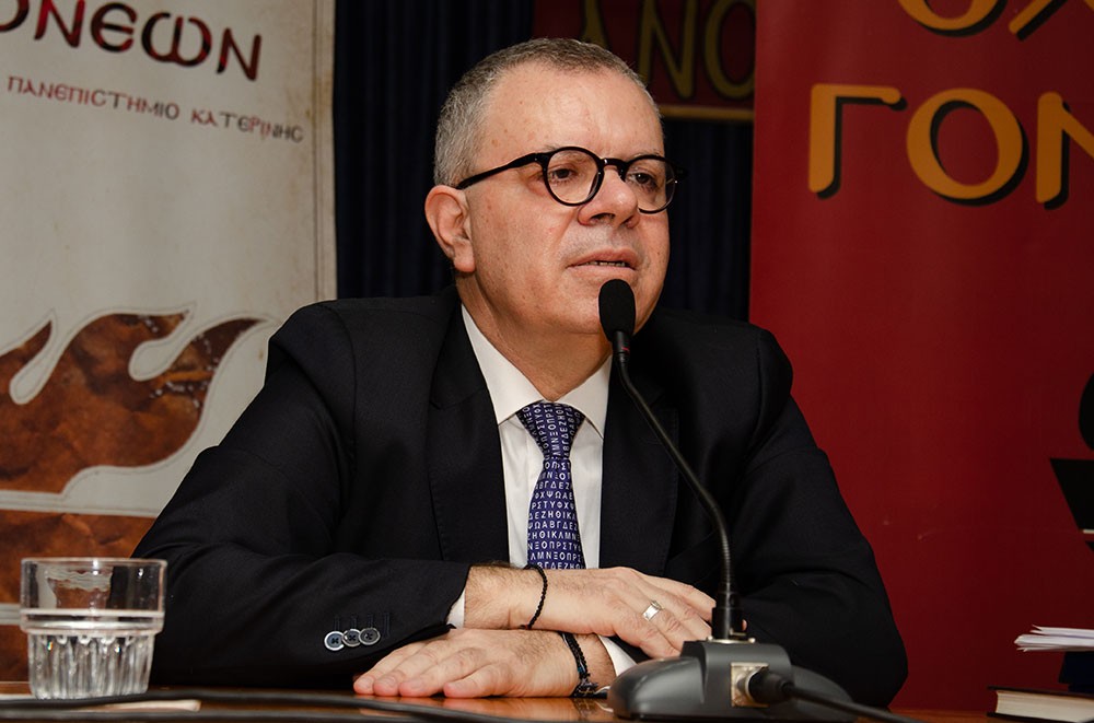Μια εξαιρετική και γεμάτη νοήματα διάλεξη έδωσε την Δευτέρα 17 Φεβρουαρίου ο γνωστός δημοσιογράφος, Νομικός και Εκδότης της παλαιότερης εφημερίδας της χώρας μας της ΕΣΤΙΑΣ (η οποία το 2026 συμπληρώνει 150 χρόνια ζωής) κ. Μανώλης Κοττάκης στην Σχολή Γονέων – Ανοικτό Πανεπιστήμιο Κατερίνης με θέμα: «Η Ευρώπη σαπίζει…». Η εκδήλωση έγινε σε Συνδιοργάνωση με το Επιμελητήριο Πιερίας.