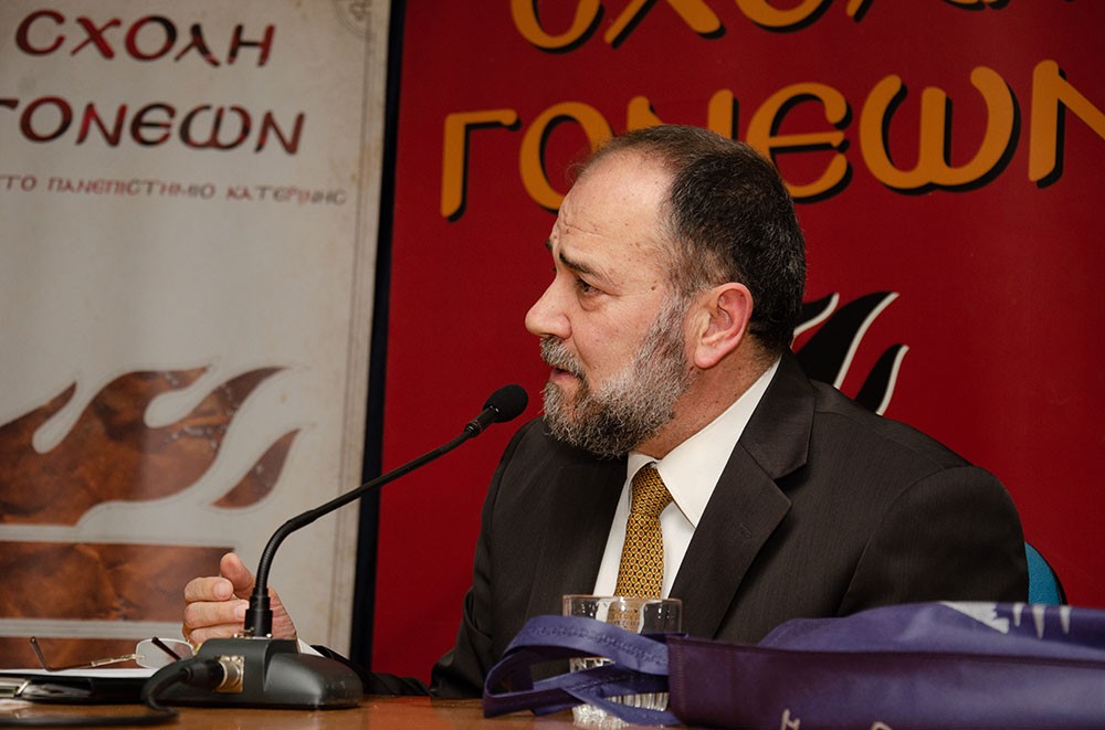 Μια εξαιρετική και γεμάτη νοήματα διάλεξη έδωσε την Δευτέρα 17 Φεβρουαρίου ο γνωστός δημοσιογράφος, Νομικός και Εκδότης της παλαιότερης εφημερίδας της χώρας μας της ΕΣΤΙΑΣ (η οποία το 2026 συμπληρώνει 150 χρόνια ζωής) κ. Μανώλης Κοττάκης στην Σχολή Γονέων – Ανοικτό Πανεπιστήμιο Κατερίνης με θέμα: «Η Ευρώπη σαπίζει…». Η εκδήλωση έγινε σε Συνδιοργάνωση με το Επιμελητήριο Πιερίας.