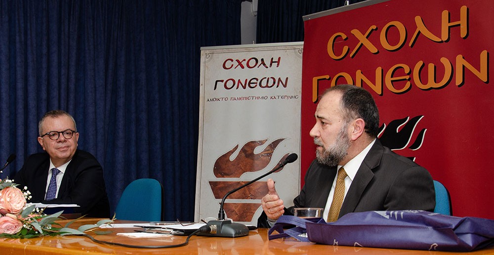 Μια εξαιρετική και γεμάτη νοήματα διάλεξη έδωσε την Δευτέρα 17 Φεβρουαρίου ο γνωστός δημοσιογράφος, Νομικός και Εκδότης της παλαιότερης εφημερίδας της χώρας μας της ΕΣΤΙΑΣ (η οποία το 2026 συμπληρώνει 150 χρόνια ζωής) κ. Μανώλης Κοττάκης στην Σχολή Γονέων – Ανοικτό Πανεπιστήμιο Κατερίνης με θέμα: «Η Ευρώπη σαπίζει…». Η εκδήλωση έγινε σε Συνδιοργάνωση με το Επιμελητήριο Πιερίας.