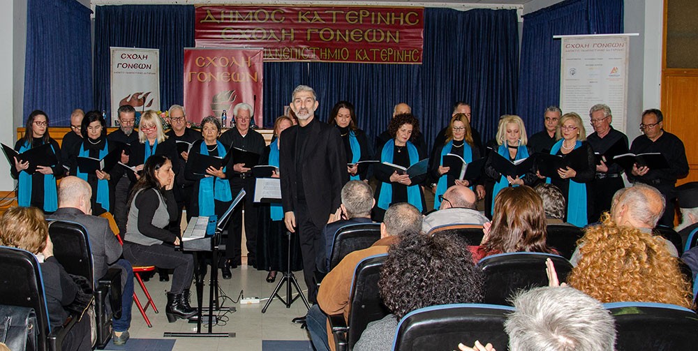 Μια εξαιρετική και γεμάτη νοήματα διάλεξη έδωσε την Δευτέρα 17 Φεβρουαρίου ο γνωστός δημοσιογράφος, Νομικός και Εκδότης της παλαιότερης εφημερίδας της χώρας μας της ΕΣΤΙΑΣ (η οποία το 2026 συμπληρώνει 150 χρόνια ζωής) κ. Μανώλης Κοττάκης στην Σχολή Γονέων – Ανοικτό Πανεπιστήμιο Κατερίνης με θέμα: «Η Ευρώπη σαπίζει…». Η εκδήλωση έγινε σε Συνδιοργάνωση με το Επιμελητήριο Πιερίας.