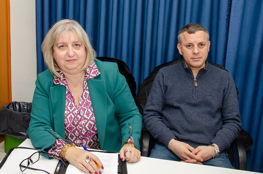 Μια εξαιρετική και γεμάτη νοήματα διάλεξη έδωσε την Δευτέρα 17 Φεβρουαρίου ο γνωστός δημοσιογράφος, Νομικός και Εκδότης της παλαιότερης εφημερίδας της χώρας μας της ΕΣΤΙΑΣ (η οποία το 2026 συμπληρώνει 150 χρόνια ζωής) κ. Μανώλης Κοττάκης στην Σχολή Γονέων – Ανοικτό Πανεπιστήμιο Κατερίνης με θέμα: «Η Ευρώπη σαπίζει…». Η εκδήλωση έγινε σε Συνδιοργάνωση με το Επιμελητήριο Πιερίας.