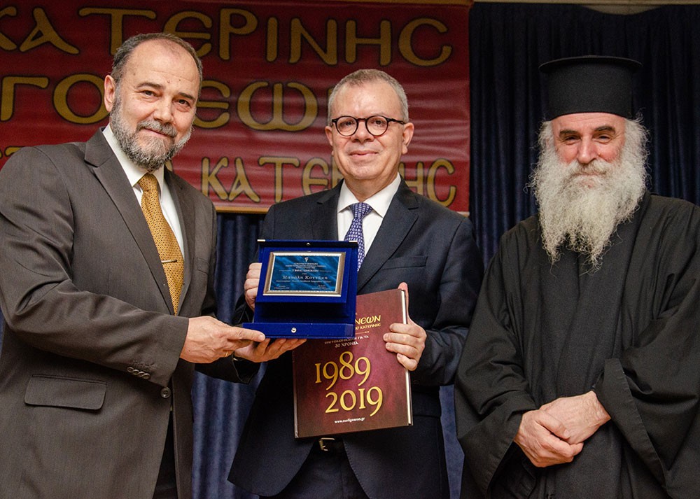 Μια εξαιρετική και γεμάτη νοήματα διάλεξη έδωσε την Δευτέρα 17 Φεβρουαρίου ο γνωστός δημοσιογράφος, Νομικός και Εκδότης της παλαιότερης εφημερίδας της χώρας μας της ΕΣΤΙΑΣ (η οποία το 2026 συμπληρώνει 150 χρόνια ζωής) κ. Μανώλης Κοττάκης στην Σχολή Γονέων – Ανοικτό Πανεπιστήμιο Κατερίνης με θέμα: «Η Ευρώπη σαπίζει…». Η εκδήλωση έγινε σε Συνδιοργάνωση με το Επιμελητήριο Πιερίας.