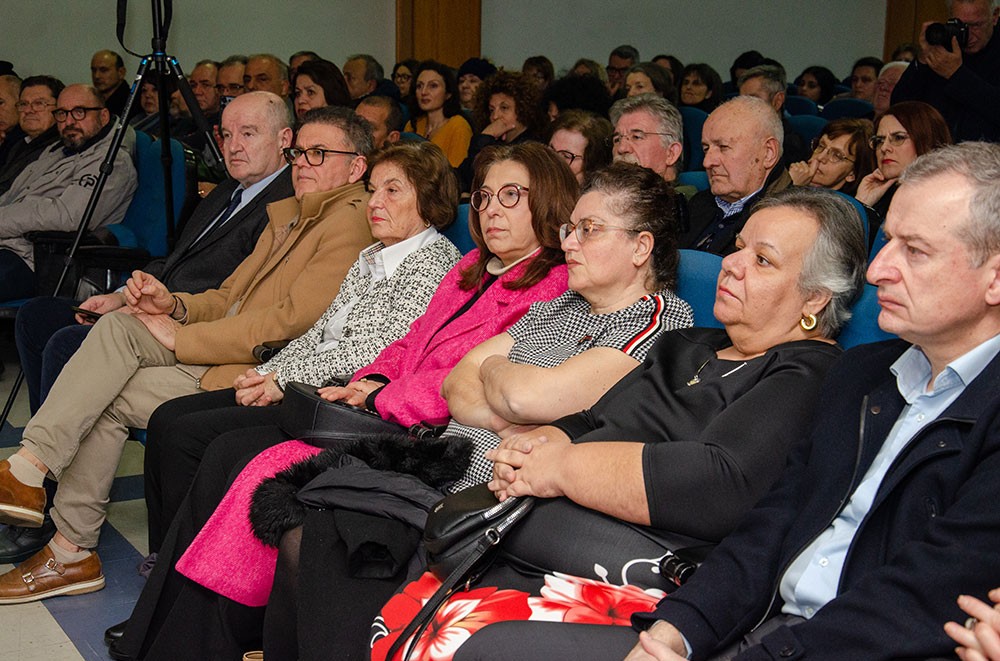 Μια εξαιρετική και γεμάτη νοήματα διάλεξη έδωσε την Δευτέρα 17 Φεβρουαρίου ο γνωστός δημοσιογράφος, Νομικός και Εκδότης της παλαιότερης εφημερίδας της χώρας μας της ΕΣΤΙΑΣ (η οποία το 2026 συμπληρώνει 150 χρόνια ζωής) κ. Μανώλης Κοττάκης στην Σχολή Γονέων – Ανοικτό Πανεπιστήμιο Κατερίνης με θέμα: «Η Ευρώπη σαπίζει…». Η εκδήλωση έγινε σε Συνδιοργάνωση με το Επιμελητήριο Πιερίας.