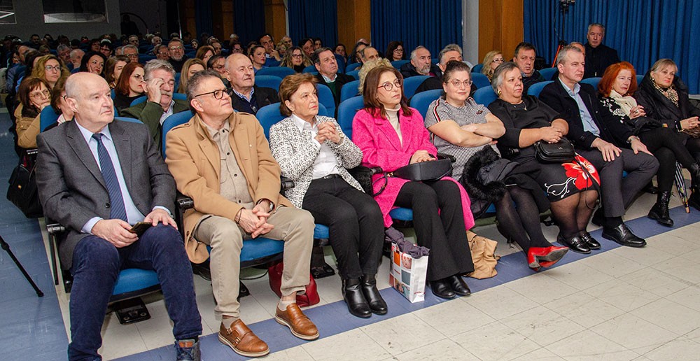 Μια εξαιρετική και γεμάτη νοήματα διάλεξη έδωσε την Δευτέρα 17 Φεβρουαρίου ο γνωστός δημοσιογράφος, Νομικός και Εκδότης της παλαιότερης εφημερίδας της χώρας μας της ΕΣΤΙΑΣ (η οποία το 2026 συμπληρώνει 150 χρόνια ζωής) κ. Μανώλης Κοττάκης στην Σχολή Γονέων – Ανοικτό Πανεπιστήμιο Κατερίνης με θέμα: «Η Ευρώπη σαπίζει…». Η εκδήλωση έγινε σε Συνδιοργάνωση με το Επιμελητήριο Πιερίας.
