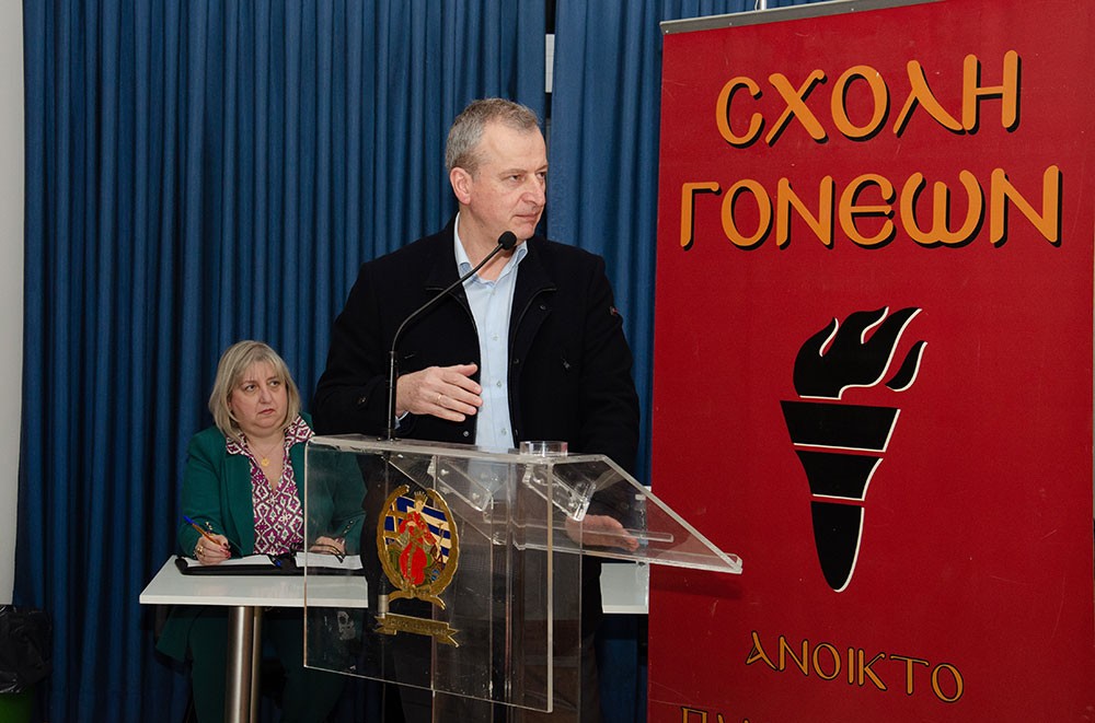Μια εξαιρετική και γεμάτη νοήματα διάλεξη έδωσε την Δευτέρα 17 Φεβρουαρίου ο γνωστός δημοσιογράφος, Νομικός και Εκδότης της παλαιότερης εφημερίδας της χώρας μας της ΕΣΤΙΑΣ (η οποία το 2026 συμπληρώνει 150 χρόνια ζωής) κ. Μανώλης Κοττάκης στην Σχολή Γονέων – Ανοικτό Πανεπιστήμιο Κατερίνης με θέμα: «Η Ευρώπη σαπίζει…». Η εκδήλωση έγινε σε Συνδιοργάνωση με το Επιμελητήριο Πιερίας.