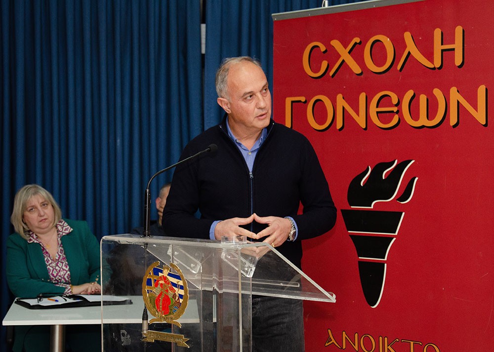 Μια εξαιρετική και γεμάτη νοήματα διάλεξη έδωσε την Δευτέρα 17 Φεβρουαρίου ο γνωστός δημοσιογράφος, Νομικός και Εκδότης της παλαιότερης εφημερίδας της χώρας μας της ΕΣΤΙΑΣ (η οποία το 2026 συμπληρώνει 150 χρόνια ζωής) κ. Μανώλης Κοττάκης στην Σχολή Γονέων – Ανοικτό Πανεπιστήμιο Κατερίνης με θέμα: «Η Ευρώπη σαπίζει…». Η εκδήλωση έγινε σε Συνδιοργάνωση με το Επιμελητήριο Πιερίας.