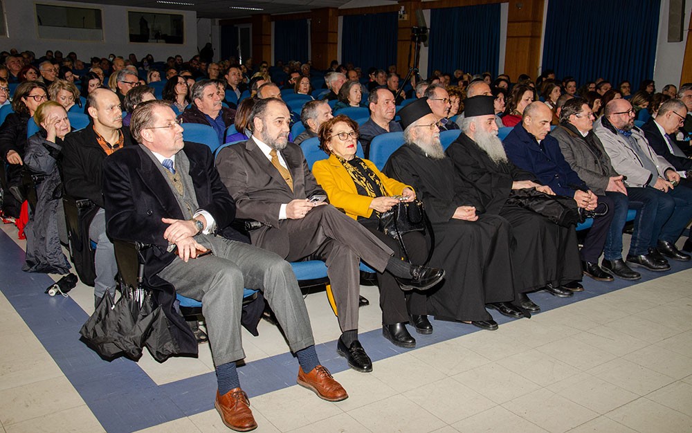 Μια εξαιρετική και γεμάτη νοήματα διάλεξη έδωσε την Δευτέρα 17 Φεβρουαρίου ο γνωστός δημοσιογράφος, Νομικός και Εκδότης της παλαιότερης εφημερίδας της χώρας μας της ΕΣΤΙΑΣ (η οποία το 2026 συμπληρώνει 150 χρόνια ζωής) κ. Μανώλης Κοττάκης στην Σχολή Γονέων – Ανοικτό Πανεπιστήμιο Κατερίνης με θέμα: «Η Ευρώπη σαπίζει…». Η εκδήλωση έγινε σε Συνδιοργάνωση με το Επιμελητήριο Πιερίας.