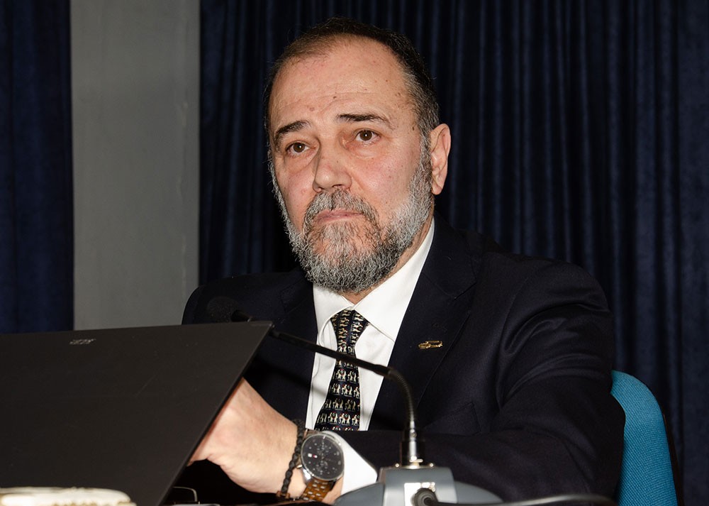Την Δευτέρα 20 του μηνός Ιανουαρίου έγινε  η πρώτη ομιλία για το έτος 2025 με ομιλητή τον Μητροπολίτη Ναύπακτου & Αγίου Βλασίου κκ Ιερόθεο. Ο σεπτός Μητροπολίτης με πλούσιο συγγραφικό έργο, 130 βιβλία, από τα οποία 118 μεταφράστηκαν σε ξένες γλώσσες, Βιβλία που έγιναν αντικείμενο διατριβών καθήλωσε το ακροατήριο της Σχολής με τον γλυκό λόγο και την ταπείνωση που εξέπεμπε. Θέμα της ομιλίας του «Κονίτσης Σεβαστιανός. Ένας Άγιος Επίσκοπος».  Ήταν μια κατάθεση ψυχής του πνευματικού υιού π. Ιεροθέου προς τον πνευματικό του πατέρα κυρό Σεβαστιανό η οποία γοήτευσε το κοινό. Ήταν μια ξενάγηση στον έσω άνθρωπο του π. Σεβαστιανού μέσα από τις Επιστολές του.