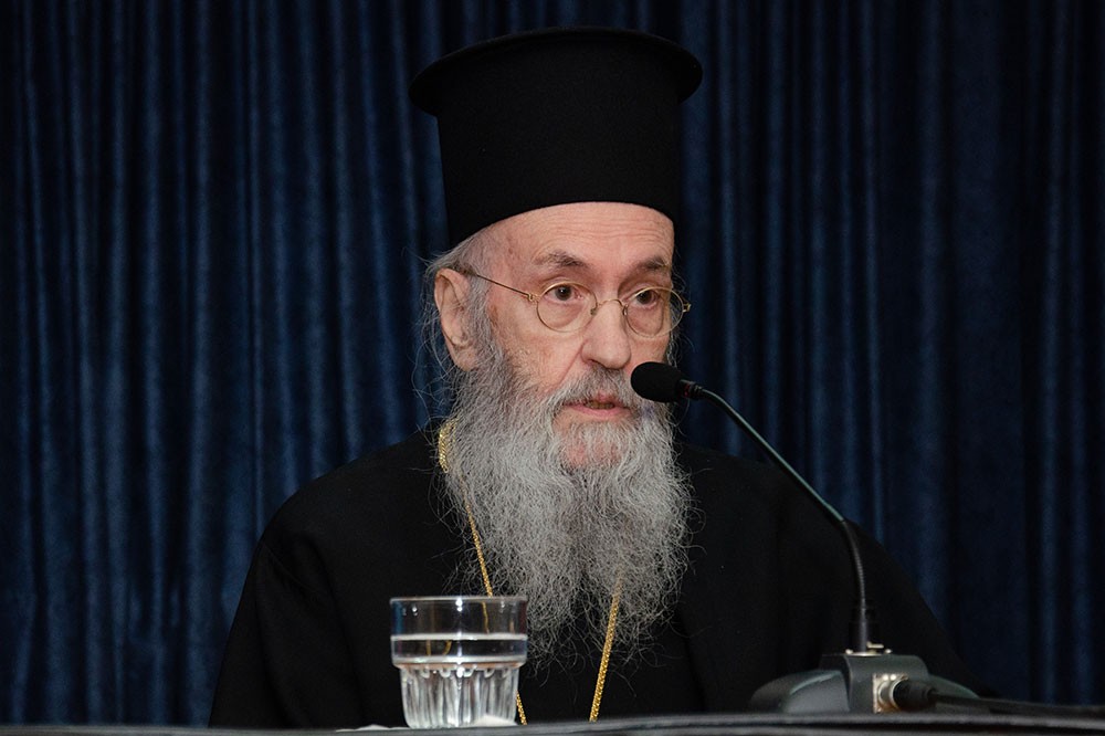 Την Δευτέρα 20 του μηνός Ιανουαρίου έγινε  η πρώτη ομιλία για το έτος 2025 με ομιλητή τον Μητροπολίτη Ναύπακτου & Αγίου Βλασίου κκ Ιερόθεο. Ο σεπτός Μητροπολίτης με πλούσιο συγγραφικό έργο, 130 βιβλία, από τα οποία 118 μεταφράστηκαν σε ξένες γλώσσες, Βιβλία που έγιναν αντικείμενο διατριβών καθήλωσε το ακροατήριο της Σχολής με τον γλυκό λόγο και την ταπείνωση που εξέπεμπε. Θέμα της ομιλίας του «Κονίτσης Σεβαστιανός. Ένας Άγιος Επίσκοπος».  Ήταν μια κατάθεση ψυχής του πνευματικού υιού π. Ιεροθέου προς τον πνευματικό του πατέρα κυρό Σεβαστιανό η οποία γοήτευσε το κοινό. Ήταν μια ξενάγηση στον έσω άνθρωπο του π. Σεβαστιανού μέσα από τις Επιστολές του.