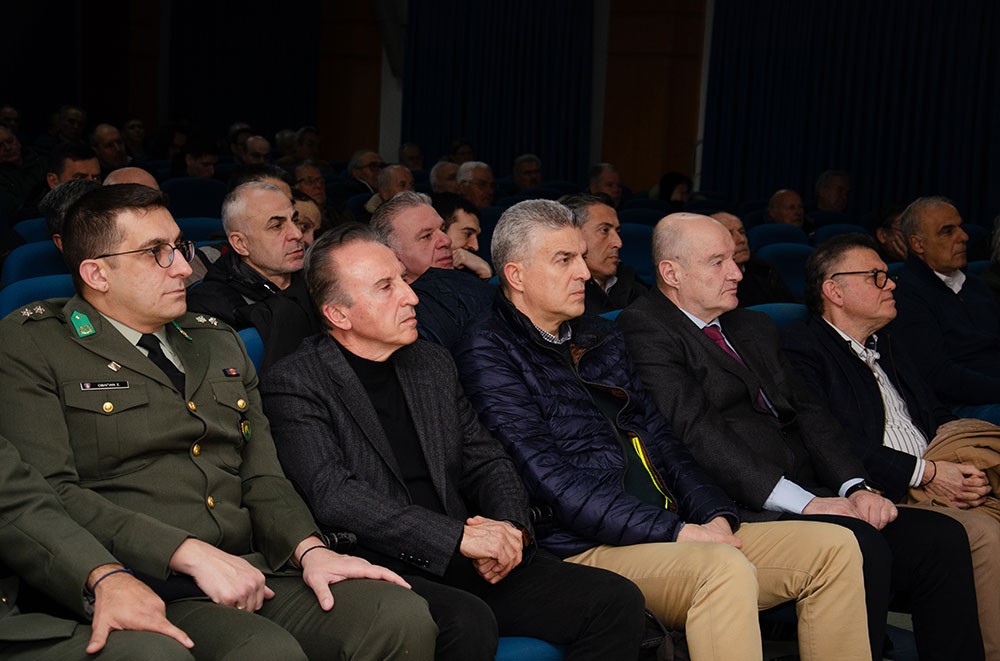 Συναρπαστική η χθεσινή εκδήλωση την 24-2-2025 του Ανοικτού Πανεπιστημίου Κατερίνης με επίσημους ομιλητές και καλεσμένους τον Καθηγητή Διεθνούς Δικαίου και βουλευτή της Ν.Δ. κ. Άγγελο Συρίγο και τον Καθηγητή Διεθνών Σχέσεων & Διευθυντή του Ινστιτούτου Διεθνών Υποθέσεων κ. Κωνσταντίνου Φίλη. Η Εκδήλωση έγινε σε Συνδιοργάνωση με την Ένωση Ποντίων Πιερίας. Άγγελος Συρίγος: •	Συνορεύουμε με μια χώρα που η ιδεολογία της είναι ότι αποτελεί συρρίκνωση της Οθωμανικής αυτοκρατορίας και αναζητά τον ζωτικό της χώρο και να αναβιώσει το Αυτοκρατορικό της παρελθόν. Κωνσταντίνος Φίλης: •	Η Ελλάδα και η Κύπρος αποτελούν τα ακραία όρια Ειρήνης, Ασφάλειας και σταθερότητας σε ένα περιβάλλον ασταθές και διαρκώς μεταβαλλόμενο.