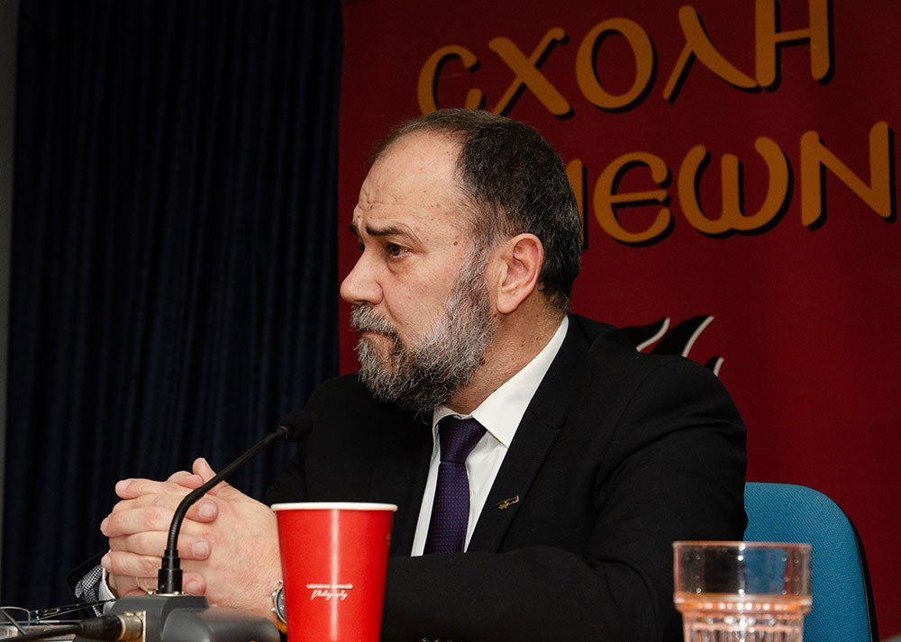 Συναρπαστική η χθεσινή εκδήλωση την 24-2-2025 του Ανοικτού Πανεπιστημίου Κατερίνης με επίσημους ομιλητές και καλεσμένους τον Καθηγητή Διεθνούς Δικαίου και βουλευτή της Ν.Δ. κ. Άγγελο Συρίγο και τον Καθηγητή Διεθνών Σχέσεων & Διευθυντή του Ινστιτούτου Διεθνών Υποθέσεων κ. Κωνσταντίνου Φίλη. Η Εκδήλωση έγινε σε Συνδιοργάνωση με την Ένωση Ποντίων Πιερίας. Άγγελος Συρίγος: •	Συνορεύουμε με μια χώρα που η ιδεολογία της είναι ότι αποτελεί συρρίκνωση της Οθωμανικής αυτοκρατορίας και αναζητά τον ζωτικό της χώρο και να αναβιώσει το Αυτοκρατορικό της παρελθόν. Κωνσταντίνος Φίλης: •	Η Ελλάδα και η Κύπρος αποτελούν τα ακραία όρια Ειρήνης, Ασφάλειας και σταθερότητας σε ένα περιβάλλον ασταθές και διαρκώς μεταβαλλόμενο.