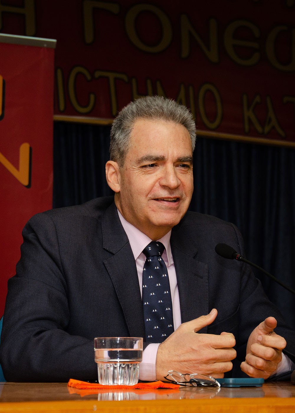 Συναρπαστική η χθεσινή εκδήλωση την 24-2-2025 του Ανοικτού Πανεπιστημίου Κατερίνης με επίσημους ομιλητές και καλεσμένους τον Καθηγητή Διεθνούς Δικαίου και βουλευτή της Ν.Δ. κ. Άγγελο Συρίγο και τον Καθηγητή Διεθνών Σχέσεων & Διευθυντή του Ινστιτούτου Διεθνών Υποθέσεων κ. Κωνσταντίνου Φίλη. Η Εκδήλωση έγινε σε Συνδιοργάνωση με την Ένωση Ποντίων Πιερίας. Άγγελος Συρίγος: •	Συνορεύουμε με μια χώρα που η ιδεολογία της είναι ότι αποτελεί συρρίκνωση της Οθωμανικής αυτοκρατορίας και αναζητά τον ζωτικό της χώρο και να αναβιώσει το Αυτοκρατορικό της παρελθόν. Κωνσταντίνος Φίλης: •	Η Ελλάδα και η Κύπρος αποτελούν τα ακραία όρια Ειρήνης, Ασφάλειας και σταθερότητας σε ένα περιβάλλον ασταθές και διαρκώς μεταβαλλόμενο.