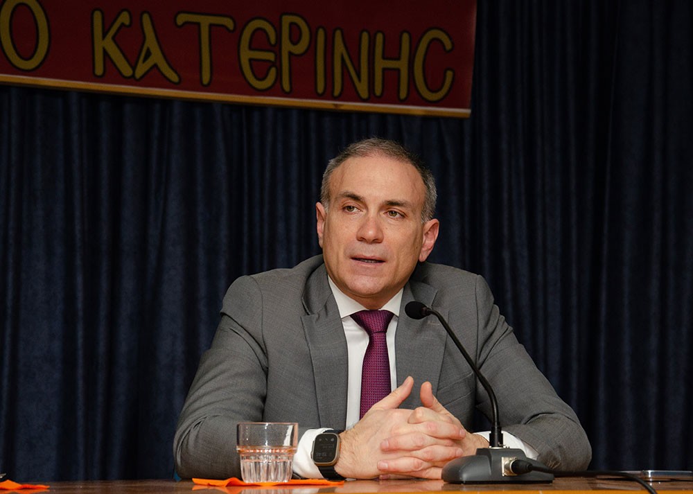 Συναρπαστική η χθεσινή εκδήλωση την 24-2-2025 του Ανοικτού Πανεπιστημίου Κατερίνης με επίσημους ομιλητές και καλεσμένους τον Καθηγητή Διεθνούς Δικαίου και βουλευτή της Ν.Δ. κ. Άγγελο Συρίγο και τον Καθηγητή Διεθνών Σχέσεων & Διευθυντή του Ινστιτούτου Διεθνών Υποθέσεων κ. Κωνσταντίνου Φίλη. Η Εκδήλωση έγινε σε Συνδιοργάνωση με την Ένωση Ποντίων Πιερίας. Άγγελος Συρίγος: •	Συνορεύουμε με μια χώρα που η ιδεολογία της είναι ότι αποτελεί συρρίκνωση της Οθωμανικής αυτοκρατορίας και αναζητά τον ζωτικό της χώρο και να αναβιώσει το Αυτοκρατορικό της παρελθόν. Κωνσταντίνος Φίλης: •	Η Ελλάδα και η Κύπρος αποτελούν τα ακραία όρια Ειρήνης, Ασφάλειας και σταθερότητας σε ένα περιβάλλον ασταθές και διαρκώς μεταβαλλόμενο.