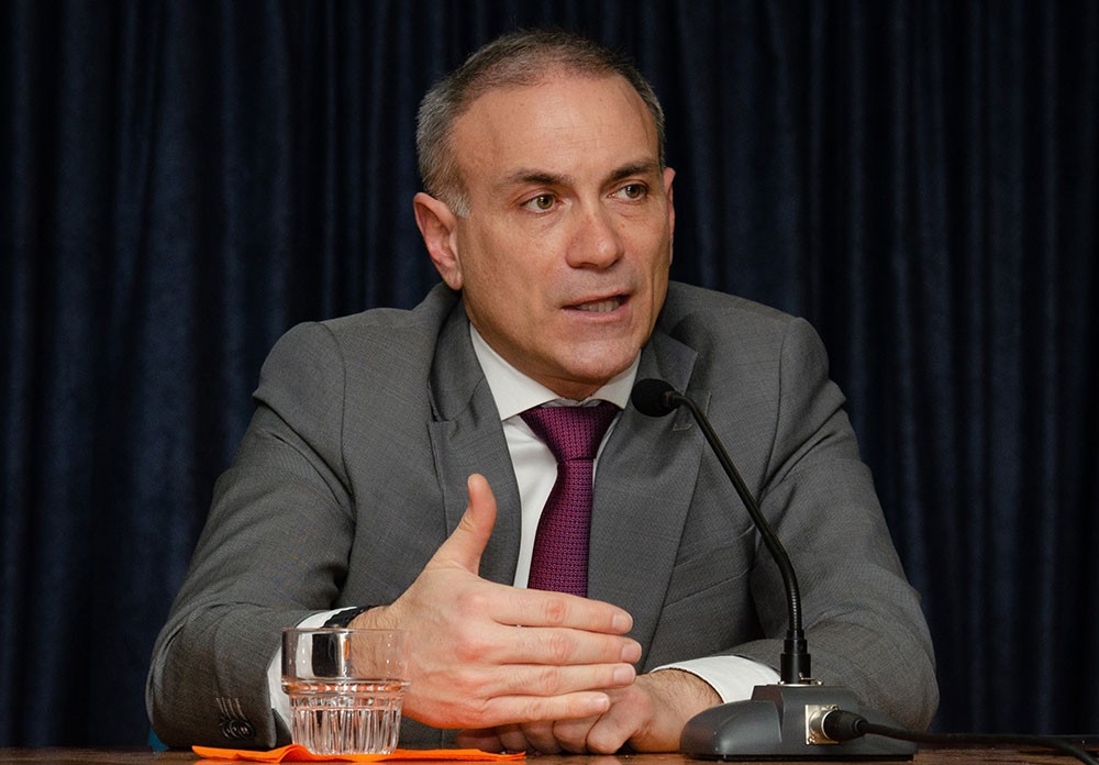 Συναρπαστική η χθεσινή εκδήλωση την 24-2-2025 του Ανοικτού Πανεπιστημίου Κατερίνης με επίσημους ομιλητές και καλεσμένους τον Καθηγητή Διεθνούς Δικαίου και βουλευτή της Ν.Δ. κ. Άγγελο Συρίγο και τον Καθηγητή Διεθνών Σχέσεων & Διευθυντή του Ινστιτούτου Διεθνών Υποθέσεων κ. Κωνσταντίνου Φίλη. Η Εκδήλωση έγινε σε Συνδιοργάνωση με την Ένωση Ποντίων Πιερίας. Άγγελος Συρίγος: •	Συνορεύουμε με μια χώρα που η ιδεολογία της είναι ότι αποτελεί συρρίκνωση της Οθωμανικής αυτοκρατορίας και αναζητά τον ζωτικό της χώρο και να αναβιώσει το Αυτοκρατορικό της παρελθόν. Κωνσταντίνος Φίλης: •	Η Ελλάδα και η Κύπρος αποτελούν τα ακραία όρια Ειρήνης, Ασφάλειας και σταθερότητας σε ένα περιβάλλον ασταθές και διαρκώς μεταβαλλόμενο.