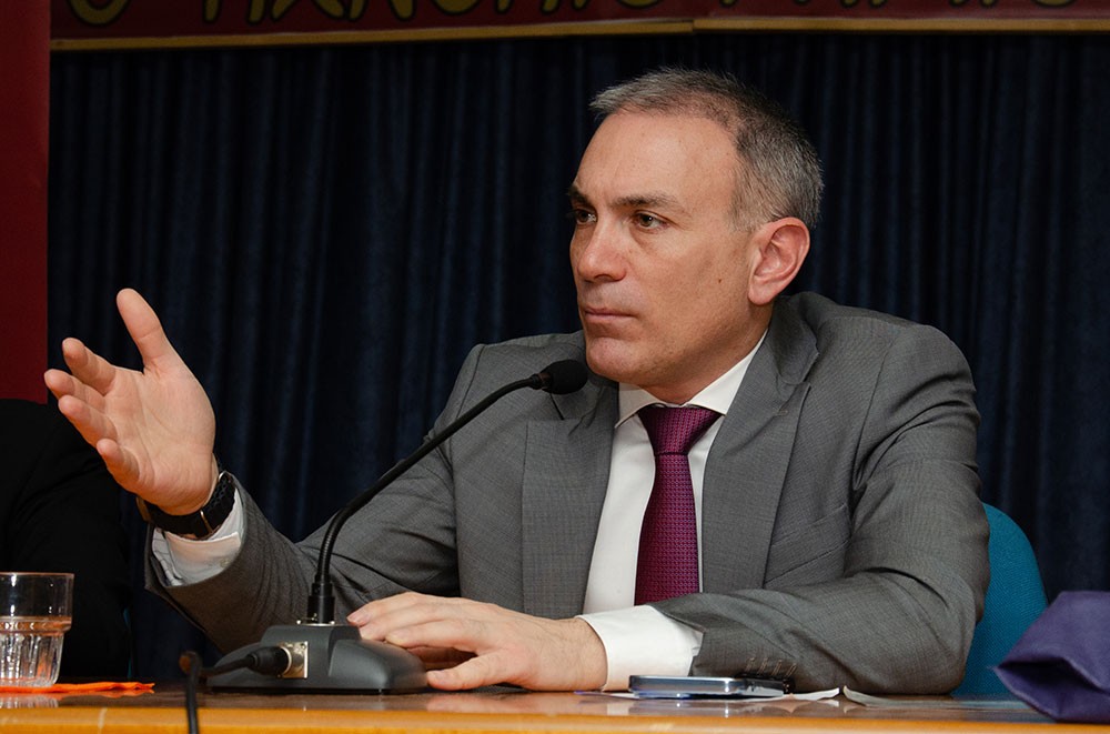 Συναρπαστική η χθεσινή εκδήλωση την 24-2-2025 του Ανοικτού Πανεπιστημίου Κατερίνης με επίσημους ομιλητές και καλεσμένους τον Καθηγητή Διεθνούς Δικαίου και βουλευτή της Ν.Δ. κ. Άγγελο Συρίγο και τον Καθηγητή Διεθνών Σχέσεων & Διευθυντή του Ινστιτούτου Διεθνών Υποθέσεων κ. Κωνσταντίνου Φίλη. Η Εκδήλωση έγινε σε Συνδιοργάνωση με την Ένωση Ποντίων Πιερίας. Άγγελος Συρίγος: •	Συνορεύουμε με μια χώρα που η ιδεολογία της είναι ότι αποτελεί συρρίκνωση της Οθωμανικής αυτοκρατορίας και αναζητά τον ζωτικό της χώρο και να αναβιώσει το Αυτοκρατορικό της παρελθόν. Κωνσταντίνος Φίλης: •	Η Ελλάδα και η Κύπρος αποτελούν τα ακραία όρια Ειρήνης, Ασφάλειας και σταθερότητας σε ένα περιβάλλον ασταθές και διαρκώς μεταβαλλόμενο.