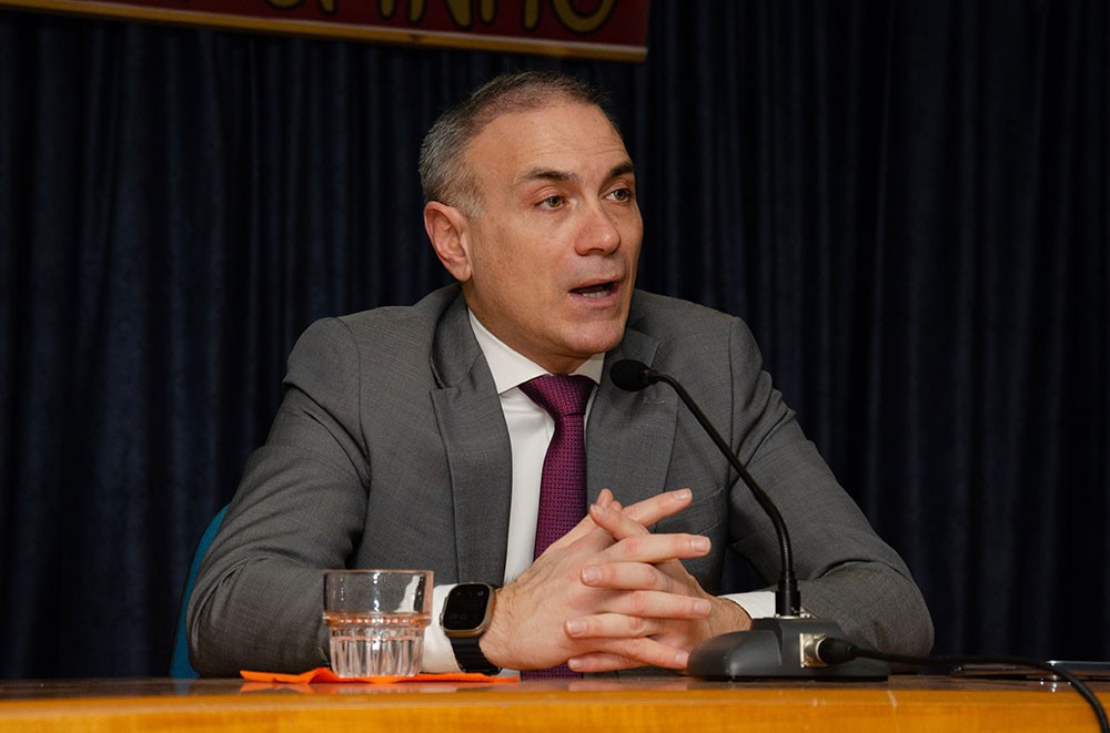 Συναρπαστική η χθεσινή εκδήλωση την 24-2-2025 του Ανοικτού Πανεπιστημίου Κατερίνης με επίσημους ομιλητές και καλεσμένους τον Καθηγητή Διεθνούς Δικαίου και βουλευτή της Ν.Δ. κ. Άγγελο Συρίγο και τον Καθηγητή Διεθνών Σχέσεων & Διευθυντή του Ινστιτούτου Διεθνών Υποθέσεων κ. Κωνσταντίνου Φίλη. Η Εκδήλωση έγινε σε Συνδιοργάνωση με την Ένωση Ποντίων Πιερίας. Άγγελος Συρίγος: •	Συνορεύουμε με μια χώρα που η ιδεολογία της είναι ότι αποτελεί συρρίκνωση της Οθωμανικής αυτοκρατορίας και αναζητά τον ζωτικό της χώρο και να αναβιώσει το Αυτοκρατορικό της παρελθόν. Κωνσταντίνος Φίλης: •	Η Ελλάδα και η Κύπρος αποτελούν τα ακραία όρια Ειρήνης, Ασφάλειας και σταθερότητας σε ένα περιβάλλον ασταθές και διαρκώς μεταβαλλόμενο.