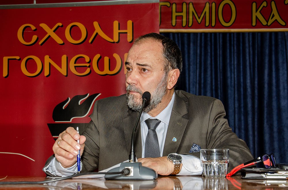 Με επιτυχία ολοκληρώθηκε η εκδήλωση της Δευτέρα 04-11-2024 Σχολή Γονέων – Ανοικτό Πανεπιστήμιο Κατερίνης στο Συνεδριακό Κέντρο Κατερίνης με επίσημο ομιλητή και καλεσμένο τον Καθηγητή Οικονομικής Γεωγραφίας & Γεωπολιτικής Θεωρίας ΕΚΠΑ κ. Ιωάννη Μάζη με θέμα: «Τέχνη και σύγχρονη τέχνη» σε συνδιοργάνωση με την εφημερίδα ΟΛΥΜΠΙΟ ΒΗΜΑ. Την έναρξη της εκδήλωσης ξεκίνησε η χορωδία του Πολιτιστικού Συλλόγου Ν. Κεραμιδίου «ΜΑΚΕΔΟΝΙΑ» υπό την διεύθυνση του μαέστρου Ν.Πατρή.