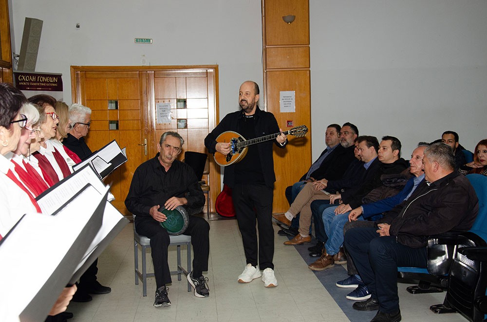 Με επιτυχία ολοκληρώθηκε η εκδήλωση της Δευτέρα 04-11-2024 Σχολή Γονέων – Ανοικτό Πανεπιστήμιο Κατερίνης στο Συνεδριακό Κέντρο Κατερίνης με επίσημο ομιλητή και καλεσμένο τον Καθηγητή Οικονομικής Γεωγραφίας & Γεωπολιτικής Θεωρίας ΕΚΠΑ κ. Ιωάννη Μάζη με θέμα: «Τέχνη και σύγχρονη τέχνη» σε συνδιοργάνωση με την εφημερίδα ΟΛΥΜΠΙΟ ΒΗΜΑ. Την έναρξη της εκδήλωσης ξεκίνησε η χορωδία του Πολιτιστικού Συλλόγου Ν. Κεραμιδίου «ΜΑΚΕΔΟΝΙΑ» υπό την διεύθυνση του μαέστρου Ν.Πατρή.