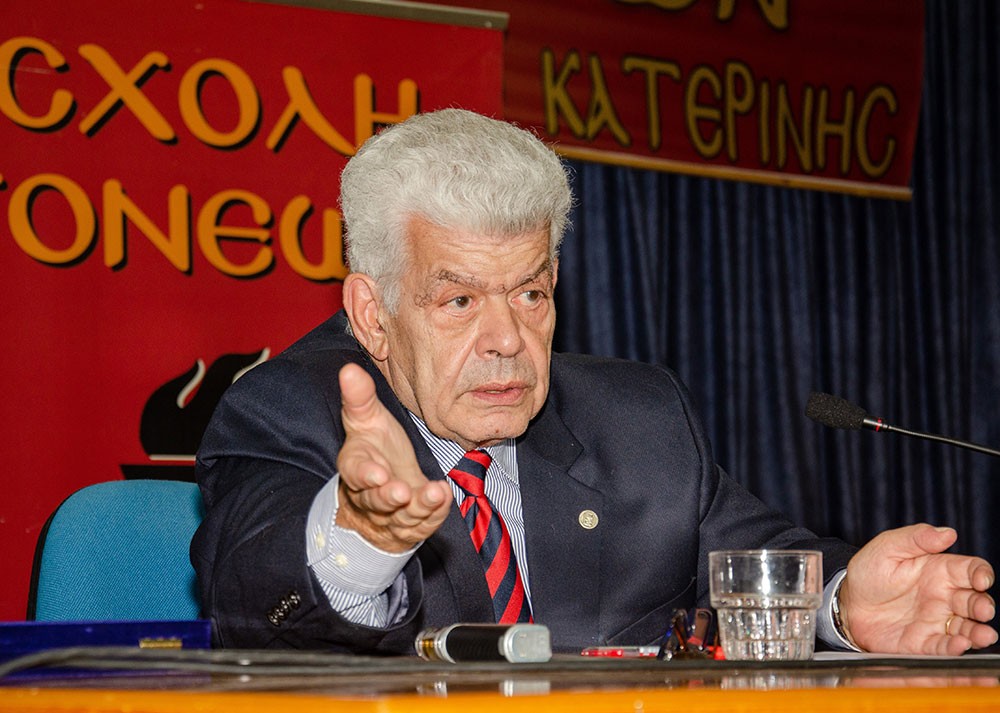 Με επιτυχία ολοκληρώθηκε η εκδήλωση της Δευτέρα 04-11-2024 Σχολή Γονέων – Ανοικτό Πανεπιστήμιο Κατερίνης στο Συνεδριακό Κέντρο Κατερίνης με επίσημο ομιλητή και καλεσμένο τον Καθηγητή Οικονομικής Γεωγραφίας & Γεωπολιτικής Θεωρίας ΕΚΠΑ κ. Ιωάννη Μάζη με θέμα: «Τέχνη και σύγχρονη τέχνη» σε συνδιοργάνωση με την εφημερίδα ΟΛΥΜΠΙΟ ΒΗΜΑ. Την έναρξη της εκδήλωσης ξεκίνησε η χορωδία του Πολιτιστικού Συλλόγου Ν. Κεραμιδίου «ΜΑΚΕΔΟΝΙΑ» υπό την διεύθυνση του μαέστρου Ν.Πατρή.