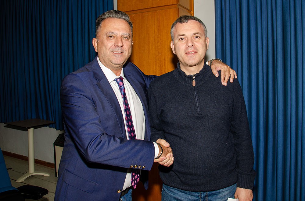 Με επιτυχία ολοκληρώθηκε η εκδήλωση της Δευτέρα 04-11-2024 Σχολή Γονέων – Ανοικτό Πανεπιστήμιο Κατερίνης στο Συνεδριακό Κέντρο Κατερίνης με επίσημο ομιλητή και καλεσμένο τον Καθηγητή Οικονομικής Γεωγραφίας & Γεωπολιτικής Θεωρίας ΕΚΠΑ κ. Ιωάννη Μάζη με θέμα: «Τέχνη και σύγχρονη τέχνη» σε συνδιοργάνωση με την εφημερίδα ΟΛΥΜΠΙΟ ΒΗΜΑ. Την έναρξη της εκδήλωσης ξεκίνησε η χορωδία του Πολιτιστικού Συλλόγου Ν. Κεραμιδίου «ΜΑΚΕΔΟΝΙΑ» υπό την διεύθυνση του μαέστρου Ν.Πατρή.