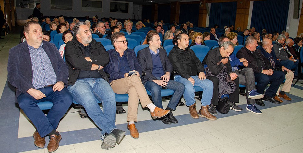 Με επιτυχία ολοκληρώθηκε η εκδήλωση της Δευτέρα 04-11-2024 Σχολή Γονέων – Ανοικτό Πανεπιστήμιο Κατερίνης στο Συνεδριακό Κέντρο Κατερίνης με επίσημο ομιλητή και καλεσμένο τον Καθηγητή Οικονομικής Γεωγραφίας & Γεωπολιτικής Θεωρίας ΕΚΠΑ κ. Ιωάννη Μάζη με θέμα: «Τέχνη και σύγχρονη τέχνη» σε συνδιοργάνωση με την εφημερίδα ΟΛΥΜΠΙΟ ΒΗΜΑ. Την έναρξη της εκδήλωσης ξεκίνησε η χορωδία του Πολιτιστικού Συλλόγου Ν. Κεραμιδίου «ΜΑΚΕΔΟΝΙΑ» υπό την διεύθυνση του μαέστρου Ν.Πατρή.