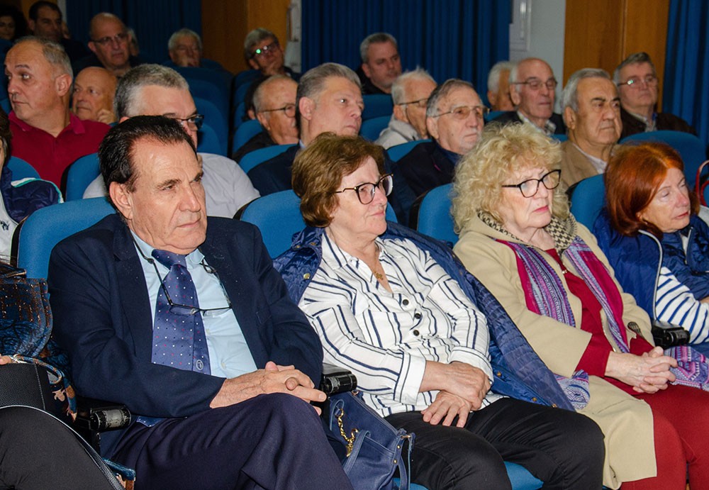 Με επιτυχία ολοκληρώθηκε η εκδήλωση της Δευτέρα 04-11-2024 Σχολή Γονέων – Ανοικτό Πανεπιστήμιο Κατερίνης στο Συνεδριακό Κέντρο Κατερίνης με επίσημο ομιλητή και καλεσμένο τον Καθηγητή Οικονομικής Γεωγραφίας & Γεωπολιτικής Θεωρίας ΕΚΠΑ κ. Ιωάννη Μάζη με θέμα: «Τέχνη και σύγχρονη τέχνη» σε συνδιοργάνωση με την εφημερίδα ΟΛΥΜΠΙΟ ΒΗΜΑ. Την έναρξη της εκδήλωσης ξεκίνησε η χορωδία του Πολιτιστικού Συλλόγου Ν. Κεραμιδίου «ΜΑΚΕΔΟΝΙΑ» υπό την διεύθυνση του μαέστρου Ν.Πατρή.