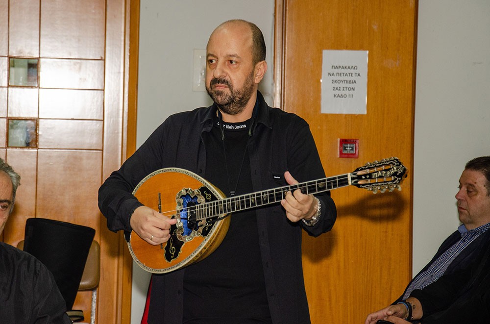 Με επιτυχία ολοκληρώθηκε η εκδήλωση της Δευτέρα 04-11-2024 Σχολή Γονέων – Ανοικτό Πανεπιστήμιο Κατερίνης στο Συνεδριακό Κέντρο Κατερίνης με επίσημο ομιλητή και καλεσμένο τον Καθηγητή Οικονομικής Γεωγραφίας & Γεωπολιτικής Θεωρίας ΕΚΠΑ κ. Ιωάννη Μάζη με θέμα: «Τέχνη και σύγχρονη τέχνη» σε συνδιοργάνωση με την εφημερίδα ΟΛΥΜΠΙΟ ΒΗΜΑ. Την έναρξη της εκδήλωσης ξεκίνησε η χορωδία του Πολιτιστικού Συλλόγου Ν. Κεραμιδίου «ΜΑΚΕΔΟΝΙΑ» υπό την διεύθυνση του μαέστρου Ν.Πατρή.