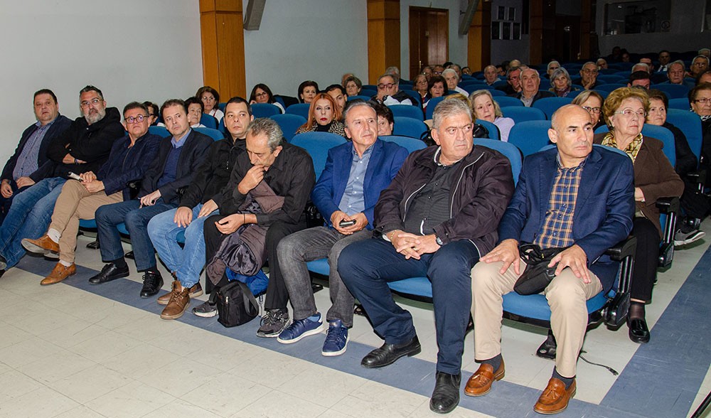 Με επιτυχία ολοκληρώθηκε η εκδήλωση της Δευτέρα 04-11-2024 Σχολή Γονέων – Ανοικτό Πανεπιστήμιο Κατερίνης στο Συνεδριακό Κέντρο Κατερίνης με επίσημο ομιλητή και καλεσμένο τον Καθηγητή Οικονομικής Γεωγραφίας & Γεωπολιτικής Θεωρίας ΕΚΠΑ κ. Ιωάννη Μάζη με θέμα: «Τέχνη και σύγχρονη τέχνη» σε συνδιοργάνωση με την εφημερίδα ΟΛΥΜΠΙΟ ΒΗΜΑ. Την έναρξη της εκδήλωσης ξεκίνησε η χορωδία του Πολιτιστικού Συλλόγου Ν. Κεραμιδίου «ΜΑΚΕΔΟΝΙΑ» υπό την διεύθυνση του μαέστρου Ν.Πατρή.