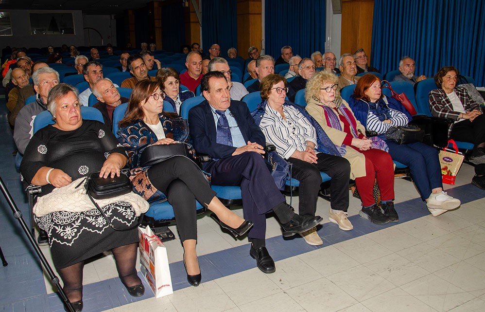 Με επιτυχία ολοκληρώθηκε η εκδήλωση της Δευτέρα 04-11-2024 Σχολή Γονέων – Ανοικτό Πανεπιστήμιο Κατερίνης στο Συνεδριακό Κέντρο Κατερίνης με επίσημο ομιλητή και καλεσμένο τον Καθηγητή Οικονομικής Γεωγραφίας & Γεωπολιτικής Θεωρίας ΕΚΠΑ κ. Ιωάννη Μάζη με θέμα: «Τέχνη και σύγχρονη τέχνη» σε συνδιοργάνωση με την εφημερίδα ΟΛΥΜΠΙΟ ΒΗΜΑ. Την έναρξη της εκδήλωσης ξεκίνησε η χορωδία του Πολιτιστικού Συλλόγου Ν. Κεραμιδίου «ΜΑΚΕΔΟΝΙΑ» υπό την διεύθυνση του μαέστρου Ν.Πατρή.