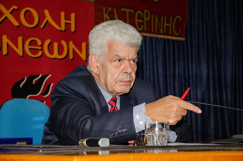 Με επιτυχία ολοκληρώθηκε η εκδήλωση της Δευτέρα 04-11-2024 Σχολή Γονέων – Ανοικτό Πανεπιστήμιο Κατερίνης στο Συνεδριακό Κέντρο Κατερίνης με επίσημο ομιλητή και καλεσμένο τον Καθηγητή Οικονομικής Γεωγραφίας & Γεωπολιτικής Θεωρίας ΕΚΠΑ κ. Ιωάννη Μάζη με θέμα: «Τέχνη και σύγχρονη τέχνη» σε συνδιοργάνωση με την εφημερίδα ΟΛΥΜΠΙΟ ΒΗΜΑ. Την έναρξη της εκδήλωσης ξεκίνησε η χορωδία του Πολιτιστικού Συλλόγου Ν. Κεραμιδίου «ΜΑΚΕΔΟΝΙΑ» υπό την διεύθυνση του μαέστρου Ν.Πατρή.
