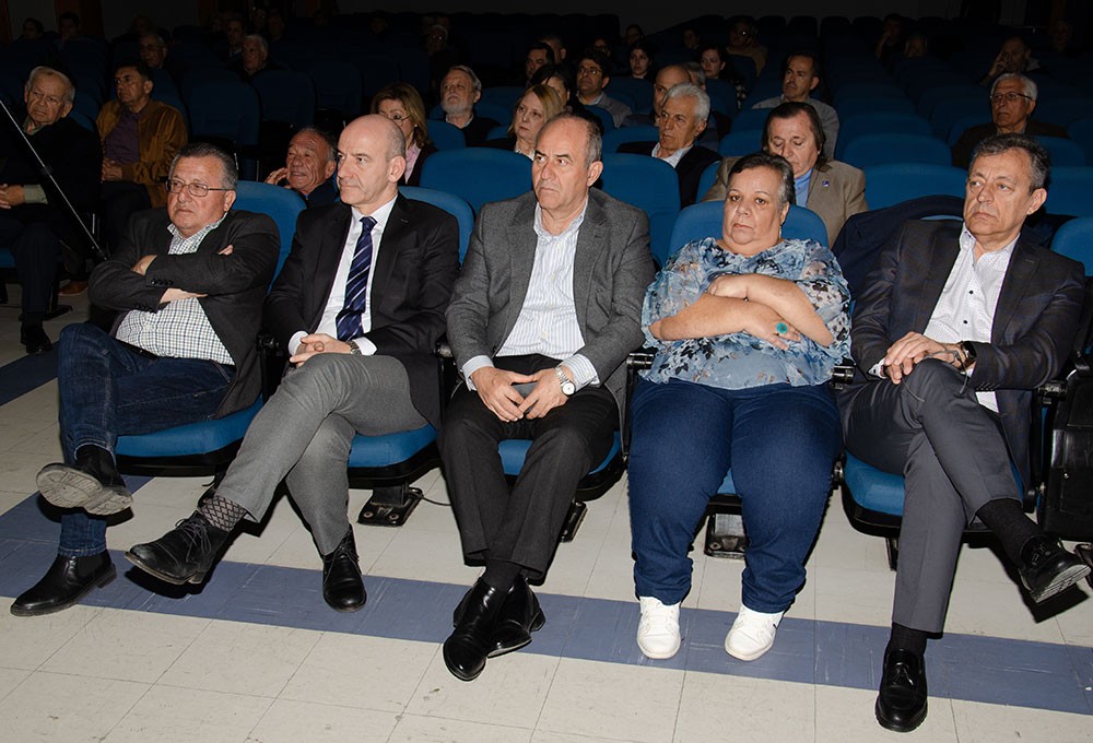 Ο Ευρωβουλευτής Φρέντη Μπελέρης «άνοιξε» την ψυχή του την Κυριακή 9 Μαρτίου 2025 στο Ανοικτό Πανεπιστήμιο Κατερίνης:  Έχω ζήσει την μισή μου ζωή εκτός της Ε.Ε. και την άλλη μισή μου εντός. Πιστέψτε με εντός είναι ασύγκριτα καλύτερα. Ο Έντυ Ράμα είναι υπάλληλος του Ερντογάν. Οι Γερμανοί στέλνουν στην Αλβανία τοξικά απόβλητα. Οι Ιταλοί μετανάστες. Αν δεν επιστραφούν οι περιουσίες των Ελλήνων στην Βόρεια Ήπειρο θα αδειάσει η Εθνική Μειονότητα! Για την ασφάλεια του Ελληνικού κράτους πρέπει να μείνουν οι Βορειοηπειρώτες στην Βόρεια Ήπειρο. Θεωρώ άτιμο και προσβλητικό να μην έχουν δικαίωμα οι πολίτες της Αλβανίας στην περιουσία τους και στο να εκλέγουν όποιον επιθυμούν. Η Δικαιοσύνη στην Αλβανία ελέγχεται πλήρως από το καθεστώς το οποίο είναι μια σύγχρονη και εκμοντερνισμένη δικατατορία. Ο μακαριστός Αρχιεπίσκοπος Τιράνων, κυρός Αναστάσιος του εκμυστηρεύτηκε: «Δυστυχώς δεν μας θέλουν!». Η «Βόρεια Ήπειρος» αποτελεί το πιο ένδοξο κομμάτι της Ιστορίας και δεν δίνεται χάρισμα σε κανέναν. Είναι ΑΔΙΚΟ να παραχωρήσουμε τα ιστορικά μας δικαιώματα!