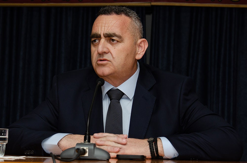 Ο Ευρωβουλευτής Φρέντη Μπελέρης «άνοιξε» την ψυχή του την Κυριακή 9 Μαρτίου 2025 στο Ανοικτό Πανεπιστήμιο Κατερίνης:  Έχω ζήσει την μισή μου ζωή εκτός της Ε.Ε. και την άλλη μισή μου εντός. Πιστέψτε με εντός είναι ασύγκριτα καλύτερα. Ο Έντυ Ράμα είναι υπάλληλος του Ερντογάν. Οι Γερμανοί στέλνουν στην Αλβανία τοξικά απόβλητα. Οι Ιταλοί μετανάστες. Αν δεν επιστραφούν οι περιουσίες των Ελλήνων στην Βόρεια Ήπειρο θα αδειάσει η Εθνική Μειονότητα! Για την ασφάλεια του Ελληνικού κράτους πρέπει να μείνουν οι Βορειοηπειρώτες στην Βόρεια Ήπειρο. Θεωρώ άτιμο και προσβλητικό να μην έχουν δικαίωμα οι πολίτες της Αλβανίας στην περιουσία τους και στο να εκλέγουν όποιον επιθυμούν. Η Δικαιοσύνη στην Αλβανία ελέγχεται πλήρως από το καθεστώς το οποίο είναι μια σύγχρονη και εκμοντερνισμένη δικατατορία. Ο μακαριστός Αρχιεπίσκοπος Τιράνων, κυρός Αναστάσιος του εκμυστηρεύτηκε: «Δυστυχώς δεν μας θέλουν!». Η «Βόρεια Ήπειρος» αποτελεί το πιο ένδοξο κομμάτι της Ιστορίας και δεν δίνεται χάρισμα σε κανέναν. Είναι ΑΔΙΚΟ να παραχωρήσουμε τα ιστορικά μας δικαιώματα!