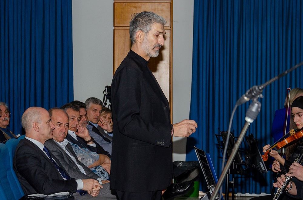 Ο Ευρωβουλευτής Φρέντη Μπελέρης «άνοιξε» την ψυχή του την Κυριακή 9 Μαρτίου 2025 στο Ανοικτό Πανεπιστήμιο Κατερίνης:  Έχω ζήσει την μισή μου ζωή εκτός της Ε.Ε. και την άλλη μισή μου εντός. Πιστέψτε με εντός είναι ασύγκριτα καλύτερα. Ο Έντυ Ράμα είναι υπάλληλος του Ερντογάν. Οι Γερμανοί στέλνουν στην Αλβανία τοξικά απόβλητα. Οι Ιταλοί μετανάστες. Αν δεν επιστραφούν οι περιουσίες των Ελλήνων στην Βόρεια Ήπειρο θα αδειάσει η Εθνική Μειονότητα! Για την ασφάλεια του Ελληνικού κράτους πρέπει να μείνουν οι Βορειοηπειρώτες στην Βόρεια Ήπειρο. Θεωρώ άτιμο και προσβλητικό να μην έχουν δικαίωμα οι πολίτες της Αλβανίας στην περιουσία τους και στο να εκλέγουν όποιον επιθυμούν. Η Δικαιοσύνη στην Αλβανία ελέγχεται πλήρως από το καθεστώς το οποίο είναι μια σύγχρονη και εκμοντερνισμένη δικατατορία. Ο μακαριστός Αρχιεπίσκοπος Τιράνων, κυρός Αναστάσιος του εκμυστηρεύτηκε: «Δυστυχώς δεν μας θέλουν!». Η «Βόρεια Ήπειρος» αποτελεί το πιο ένδοξο κομμάτι της Ιστορίας και δεν δίνεται χάρισμα σε κανέναν. Είναι ΑΔΙΚΟ να παραχωρήσουμε τα ιστορικά μας δικαιώματα!