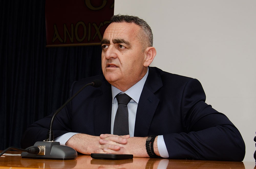 Ο Ευρωβουλευτής Φρέντη Μπελέρης «άνοιξε» την ψυχή του την Κυριακή 9 Μαρτίου 2025 στο Ανοικτό Πανεπιστήμιο Κατερίνης:  Έχω ζήσει την μισή μου ζωή εκτός της Ε.Ε. και την άλλη μισή μου εντός. Πιστέψτε με εντός είναι ασύγκριτα καλύτερα. Ο Έντυ Ράμα είναι υπάλληλος του Ερντογάν. Οι Γερμανοί στέλνουν στην Αλβανία τοξικά απόβλητα. Οι Ιταλοί μετανάστες. Αν δεν επιστραφούν οι περιουσίες των Ελλήνων στην Βόρεια Ήπειρο θα αδειάσει η Εθνική Μειονότητα! Για την ασφάλεια του Ελληνικού κράτους πρέπει να μείνουν οι Βορειοηπειρώτες στην Βόρεια Ήπειρο. Θεωρώ άτιμο και προσβλητικό να μην έχουν δικαίωμα οι πολίτες της Αλβανίας στην περιουσία τους και στο να εκλέγουν όποιον επιθυμούν. Η Δικαιοσύνη στην Αλβανία ελέγχεται πλήρως από το καθεστώς το οποίο είναι μια σύγχρονη και εκμοντερνισμένη δικατατορία. Ο μακαριστός Αρχιεπίσκοπος Τιράνων, κυρός Αναστάσιος του εκμυστηρεύτηκε: «Δυστυχώς δεν μας θέλουν!». Η «Βόρεια Ήπειρος» αποτελεί το πιο ένδοξο κομμάτι της Ιστορίας και δεν δίνεται χάρισμα σε κανέναν. Είναι ΑΔΙΚΟ να παραχωρήσουμε τα ιστορικά μας δικαιώματα!