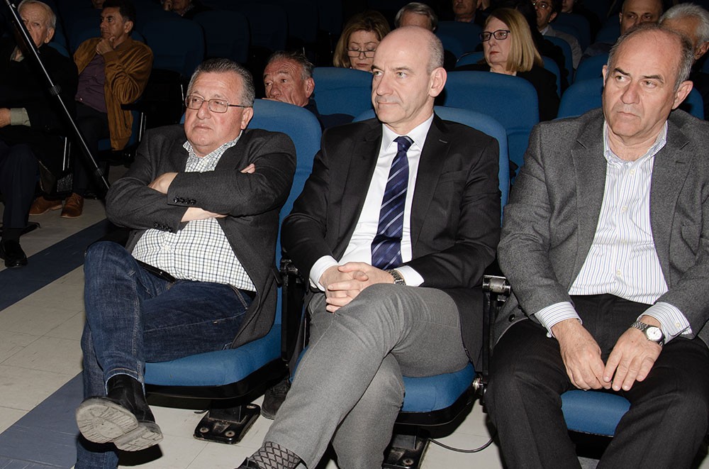 Ο Ευρωβουλευτής Φρέντη Μπελέρης «άνοιξε» την ψυχή του την Κυριακή 9 Μαρτίου 2025 στο Ανοικτό Πανεπιστήμιο Κατερίνης:  Έχω ζήσει την μισή μου ζωή εκτός της Ε.Ε. και την άλλη μισή μου εντός. Πιστέψτε με εντός είναι ασύγκριτα καλύτερα. Ο Έντυ Ράμα είναι υπάλληλος του Ερντογάν. Οι Γερμανοί στέλνουν στην Αλβανία τοξικά απόβλητα. Οι Ιταλοί μετανάστες. Αν δεν επιστραφούν οι περιουσίες των Ελλήνων στην Βόρεια Ήπειρο θα αδειάσει η Εθνική Μειονότητα! Για την ασφάλεια του Ελληνικού κράτους πρέπει να μείνουν οι Βορειοηπειρώτες στην Βόρεια Ήπειρο. Θεωρώ άτιμο και προσβλητικό να μην έχουν δικαίωμα οι πολίτες της Αλβανίας στην περιουσία τους και στο να εκλέγουν όποιον επιθυμούν. Η Δικαιοσύνη στην Αλβανία ελέγχεται πλήρως από το καθεστώς το οποίο είναι μια σύγχρονη και εκμοντερνισμένη δικατατορία. Ο μακαριστός Αρχιεπίσκοπος Τιράνων, κυρός Αναστάσιος του εκμυστηρεύτηκε: «Δυστυχώς δεν μας θέλουν!». Η «Βόρεια Ήπειρος» αποτελεί το πιο ένδοξο κομμάτι της Ιστορίας και δεν δίνεται χάρισμα σε κανέναν. Είναι ΑΔΙΚΟ να παραχωρήσουμε τα ιστορικά μας δικαιώματα!