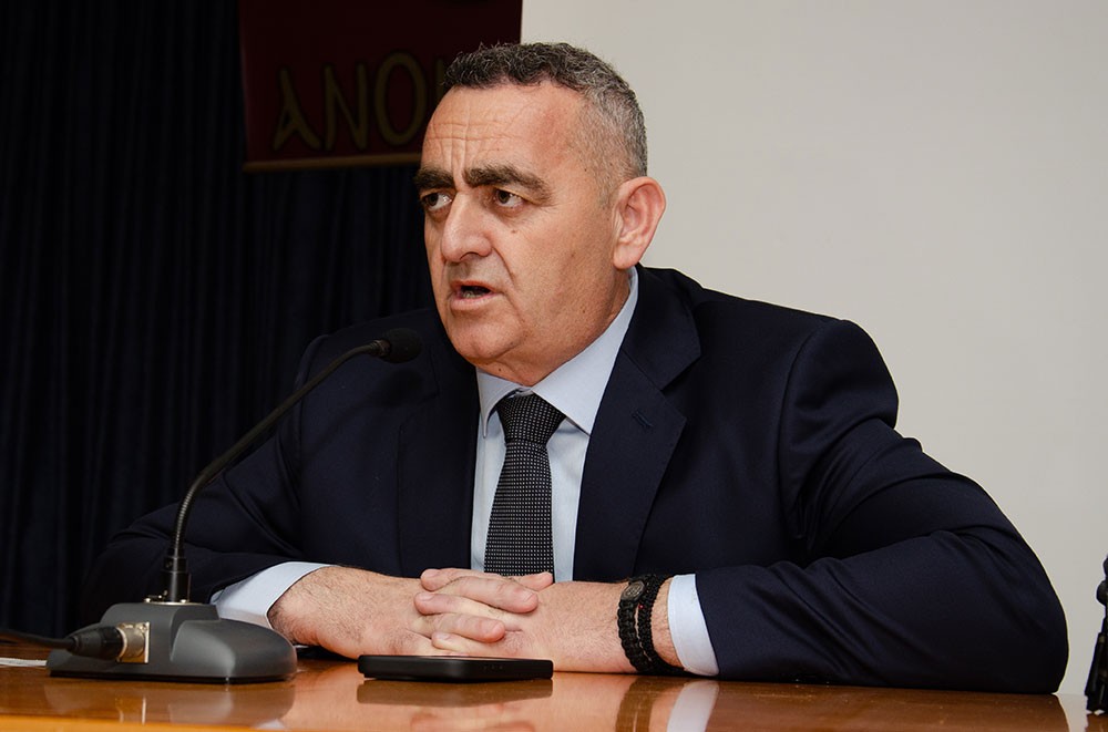 Ο Ευρωβουλευτής Φρέντη Μπελέρης «άνοιξε» την ψυχή του την Κυριακή 9 Μαρτίου 2025 στο Ανοικτό Πανεπιστήμιο Κατερίνης:  Έχω ζήσει την μισή μου ζωή εκτός της Ε.Ε. και την άλλη μισή μου εντός. Πιστέψτε με εντός είναι ασύγκριτα καλύτερα. Ο Έντυ Ράμα είναι υπάλληλος του Ερντογάν. Οι Γερμανοί στέλνουν στην Αλβανία τοξικά απόβλητα. Οι Ιταλοί μετανάστες. Αν δεν επιστραφούν οι περιουσίες των Ελλήνων στην Βόρεια Ήπειρο θα αδειάσει η Εθνική Μειονότητα! Για την ασφάλεια του Ελληνικού κράτους πρέπει να μείνουν οι Βορειοηπειρώτες στην Βόρεια Ήπειρο. Θεωρώ άτιμο και προσβλητικό να μην έχουν δικαίωμα οι πολίτες της Αλβανίας στην περιουσία τους και στο να εκλέγουν όποιον επιθυμούν. Η Δικαιοσύνη στην Αλβανία ελέγχεται πλήρως από το καθεστώς το οποίο είναι μια σύγχρονη και εκμοντερνισμένη δικατατορία. Ο μακαριστός Αρχιεπίσκοπος Τιράνων, κυρός Αναστάσιος του εκμυστηρεύτηκε: «Δυστυχώς δεν μας θέλουν!». Η «Βόρεια Ήπειρος» αποτελεί το πιο ένδοξο κομμάτι της Ιστορίας και δεν δίνεται χάρισμα σε κανέναν. Είναι ΑΔΙΚΟ να παραχωρήσουμε τα ιστορικά μας δικαιώματα!