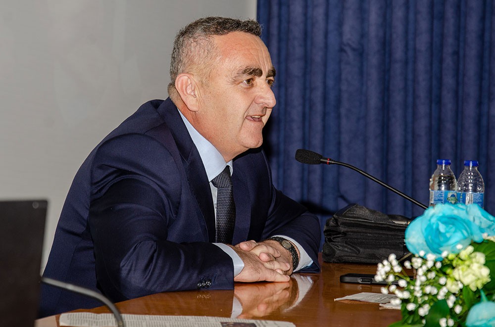 Ο Ευρωβουλευτής Φρέντη Μπελέρης «άνοιξε» την ψυχή του την Κυριακή 9 Μαρτίου 2025 στο Ανοικτό Πανεπιστήμιο Κατερίνης:  Έχω ζήσει την μισή μου ζωή εκτός της Ε.Ε. και την άλλη μισή μου εντός. Πιστέψτε με εντός είναι ασύγκριτα καλύτερα. Ο Έντυ Ράμα είναι υπάλληλος του Ερντογάν. Οι Γερμανοί στέλνουν στην Αλβανία τοξικά απόβλητα. Οι Ιταλοί μετανάστες. Αν δεν επιστραφούν οι περιουσίες των Ελλήνων στην Βόρεια Ήπειρο θα αδειάσει η Εθνική Μειονότητα! Για την ασφάλεια του Ελληνικού κράτους πρέπει να μείνουν οι Βορειοηπειρώτες στην Βόρεια Ήπειρο. Θεωρώ άτιμο και προσβλητικό να μην έχουν δικαίωμα οι πολίτες της Αλβανίας στην περιουσία τους και στο να εκλέγουν όποιον επιθυμούν. Η Δικαιοσύνη στην Αλβανία ελέγχεται πλήρως από το καθεστώς το οποίο είναι μια σύγχρονη και εκμοντερνισμένη δικατατορία. Ο μακαριστός Αρχιεπίσκοπος Τιράνων, κυρός Αναστάσιος του εκμυστηρεύτηκε: «Δυστυχώς δεν μας θέλουν!». Η «Βόρεια Ήπειρος» αποτελεί το πιο ένδοξο κομμάτι της Ιστορίας και δεν δίνεται χάρισμα σε κανέναν. Είναι ΑΔΙΚΟ να παραχωρήσουμε τα ιστορικά μας δικαιώματα!