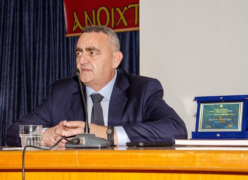Ο Ευρωβουλευτής Φρέντη Μπελέρης «άνοιξε» την ψυχή του την Κυριακή 9 Μαρτίου 2025 στο Ανοικτό Πανεπιστήμιο Κατερίνης:  Έχω ζήσει την μισή μου ζωή εκτός της Ε.Ε. και την άλλη μισή μου εντός. Πιστέψτε με εντός είναι ασύγκριτα καλύτερα. Ο Έντυ Ράμα είναι υπάλληλος του Ερντογάν. Οι Γερμανοί στέλνουν στην Αλβανία τοξικά απόβλητα. Οι Ιταλοί μετανάστες. Αν δεν επιστραφούν οι περιουσίες των Ελλήνων στην Βόρεια Ήπειρο θα αδειάσει η Εθνική Μειονότητα! Για την ασφάλεια του Ελληνικού κράτους πρέπει να μείνουν οι Βορειοηπειρώτες στην Βόρεια Ήπειρο. Θεωρώ άτιμο και προσβλητικό να μην έχουν δικαίωμα οι πολίτες της Αλβανίας στην περιουσία τους και στο να εκλέγουν όποιον επιθυμούν. Η Δικαιοσύνη στην Αλβανία ελέγχεται πλήρως από το καθεστώς το οποίο είναι μια σύγχρονη και εκμοντερνισμένη δικατατορία. Ο μακαριστός Αρχιεπίσκοπος Τιράνων, κυρός Αναστάσιος του εκμυστηρεύτηκε: «Δυστυχώς δεν μας θέλουν!». Η «Βόρεια Ήπειρος» αποτελεί το πιο ένδοξο κομμάτι της Ιστορίας και δεν δίνεται χάρισμα σε κανέναν. Είναι ΑΔΙΚΟ να παραχωρήσουμε τα ιστορικά μας δικαιώματα!