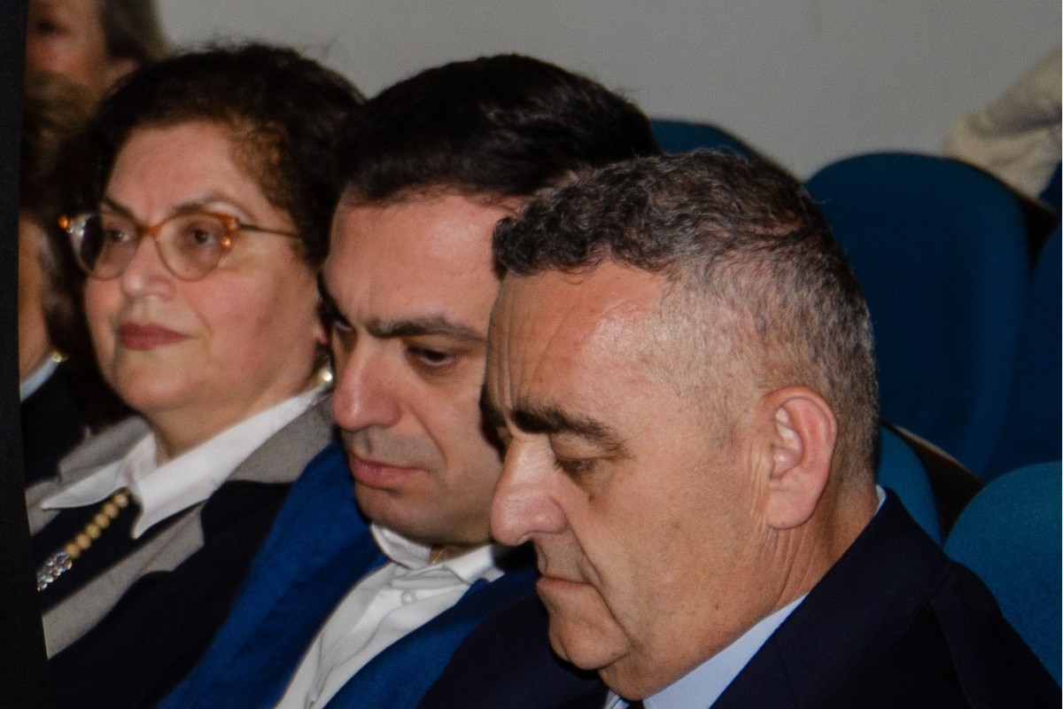 Ο Ευρωβουλευτής Φρέντη Μπελέρης «άνοιξε» την ψυχή του την Κυριακή 9 Μαρτίου 2025 στο Ανοικτό Πανεπιστήμιο Κατερίνης:  Έχω ζήσει την μισή μου ζωή εκτός της Ε.Ε. και την άλλη μισή μου εντός. Πιστέψτε με εντός είναι ασύγκριτα καλύτερα. Ο Έντυ Ράμα είναι υπάλληλος του Ερντογάν. Οι Γερμανοί στέλνουν στην Αλβανία τοξικά απόβλητα. Οι Ιταλοί μετανάστες. Αν δεν επιστραφούν οι περιουσίες των Ελλήνων στην Βόρεια Ήπειρο θα αδειάσει η Εθνική Μειονότητα! Για την ασφάλεια του Ελληνικού κράτους πρέπει να μείνουν οι Βορειοηπειρώτες στην Βόρεια Ήπειρο. Θεωρώ άτιμο και προσβλητικό να μην έχουν δικαίωμα οι πολίτες της Αλβανίας στην περιουσία τους και στο να εκλέγουν όποιον επιθυμούν. Η Δικαιοσύνη στην Αλβανία ελέγχεται πλήρως από το καθεστώς το οποίο είναι μια σύγχρονη και εκμοντερνισμένη δικατατορία. Ο μακαριστός Αρχιεπίσκοπος Τιράνων, κυρός Αναστάσιος του εκμυστηρεύτηκε: «Δυστυχώς δεν μας θέλουν!». Η «Βόρεια Ήπειρος» αποτελεί το πιο ένδοξο κομμάτι της Ιστορίας και δεν δίνεται χάρισμα σε κανέναν. Είναι ΑΔΙΚΟ να παραχωρήσουμε τα ιστορικά μας δικαιώματα!