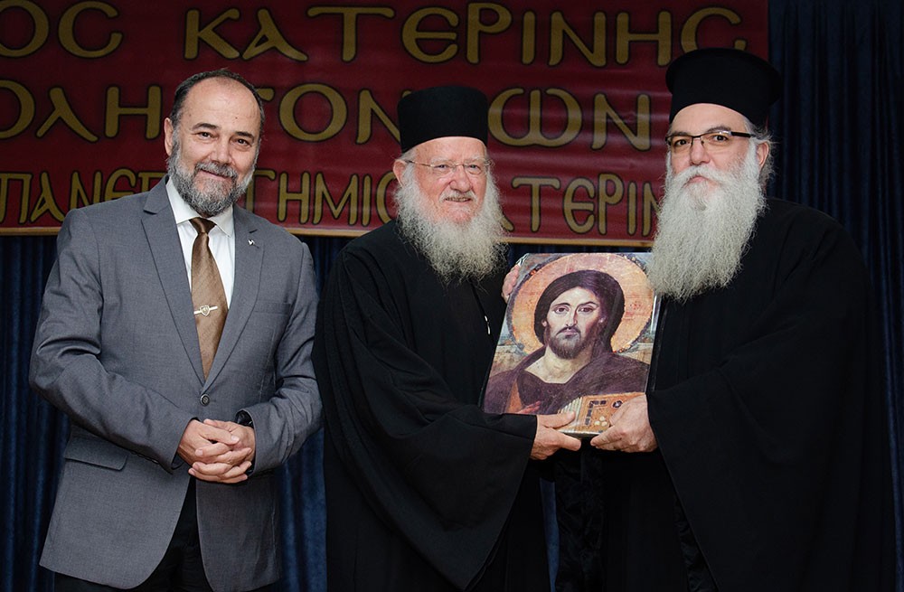 «Γνωριμία» με έναν Άγιο. Τον Άγιο Ιερώνυμο τον Σιμωνοπετρίτη είχαν την χαρά και την Ευλογία να γνωρίσουν οι φίλοι της Σχολής  Γονέων Κατερίνης την Δευτέρα 10-11-2025 μέσα από την ομιλία του ιερομονάχου π. Μύρωνος Σιμωνοπετρίτη ο οποίος με γλαφυρό τρόπο παρουσίασε την βιωτή του Οσίου Ιερώνυμου Σιμωνοπετρίτη, του Μικρασιάτη.