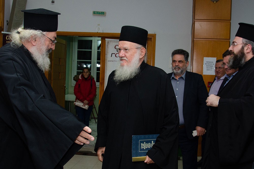 «Γνωριμία» με έναν Άγιο. Τον Άγιο Ιερώνυμο τον Σιμωνοπετρίτη είχαν την χαρά και την Ευλογία να γνωρίσουν οι φίλοι της Σχολής  Γονέων Κατερίνης την Δευτέρα 10-11-2025 μέσα από την ομιλία του ιερομονάχου π. Μύρωνος Σιμωνοπετρίτη ο οποίος με γλαφυρό τρόπο παρουσίασε την βιωτή του Οσίου Ιερώνυμου Σιμωνοπετρίτη, του Μικρασιάτη.