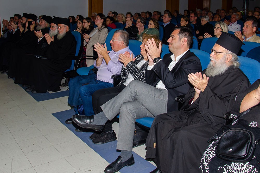 «Γνωριμία» με έναν Άγιο. Τον Άγιο Ιερώνυμο τον Σιμωνοπετρίτη είχαν την χαρά και την Ευλογία να γνωρίσουν οι φίλοι της Σχολής  Γονέων Κατερίνης την Δευτέρα 10-11-2025 μέσα από την ομιλία του ιερομονάχου π. Μύρωνος Σιμωνοπετρίτη ο οποίος με γλαφυρό τρόπο παρουσίασε την βιωτή του Οσίου Ιερώνυμου Σιμωνοπετρίτη, του Μικρασιάτη.