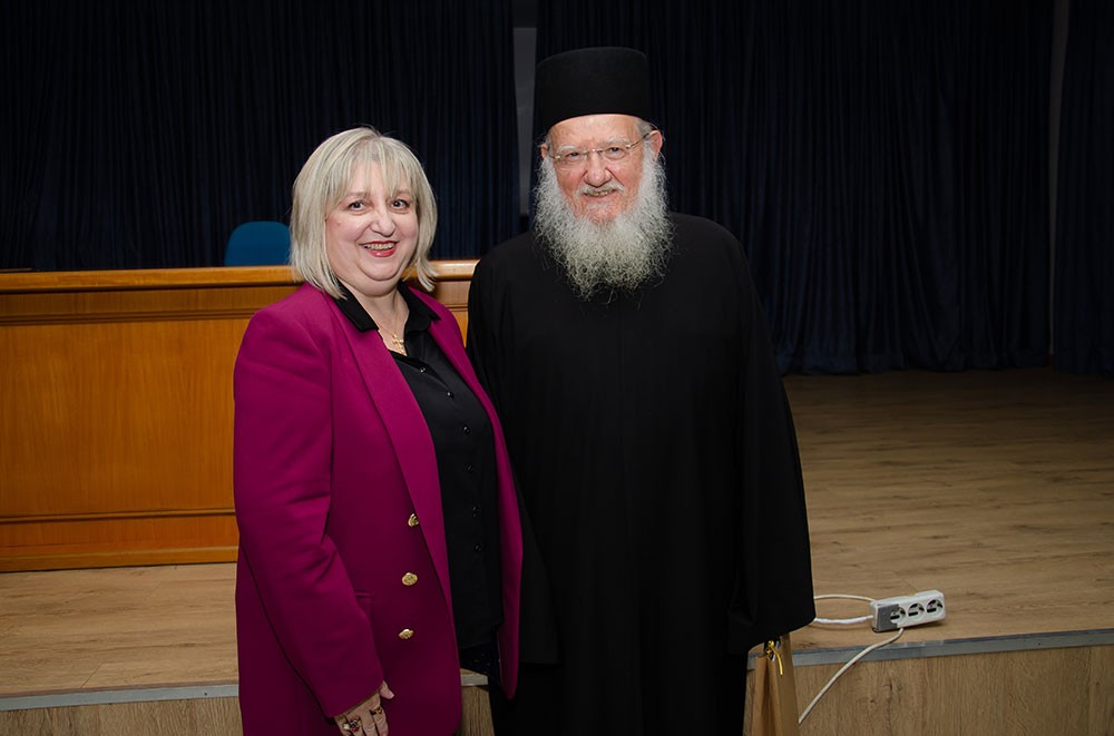 «Γνωριμία» με έναν Άγιο. Τον Άγιο Ιερώνυμο τον Σιμωνοπετρίτη είχαν την χαρά και την Ευλογία να γνωρίσουν οι φίλοι της Σχολής  Γονέων Κατερίνης την Δευτέρα 10-11-2025 μέσα από την ομιλία του ιερομονάχου π. Μύρωνος Σιμωνοπετρίτη ο οποίος με γλαφυρό τρόπο παρουσίασε την βιωτή του Οσίου Ιερώνυμου Σιμωνοπετρίτη, του Μικρασιάτη.